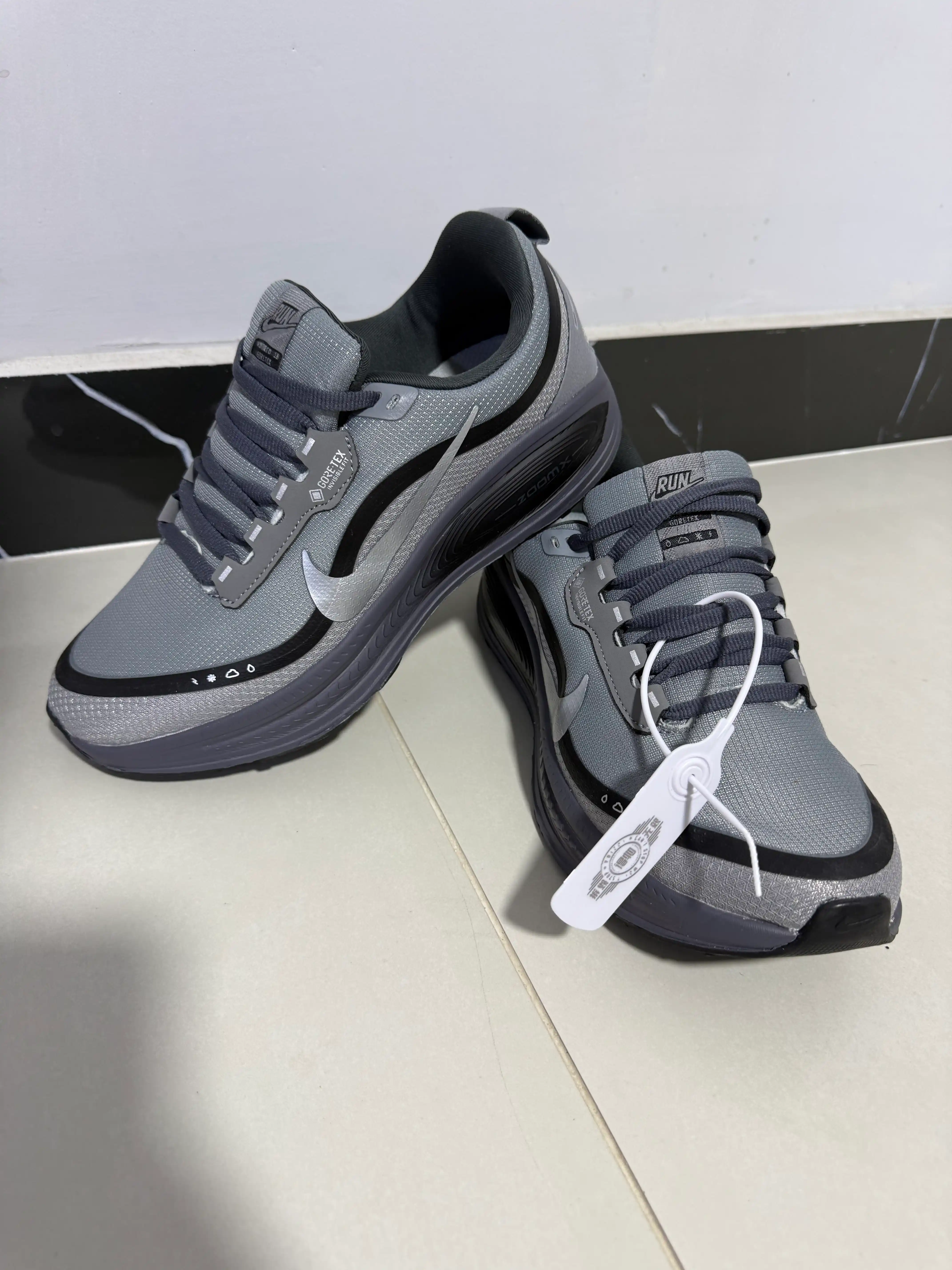 Nike Air, Max, ZoomX krossovkalari, 1 o‘lcham kattaroq olish tavsiya etiladi