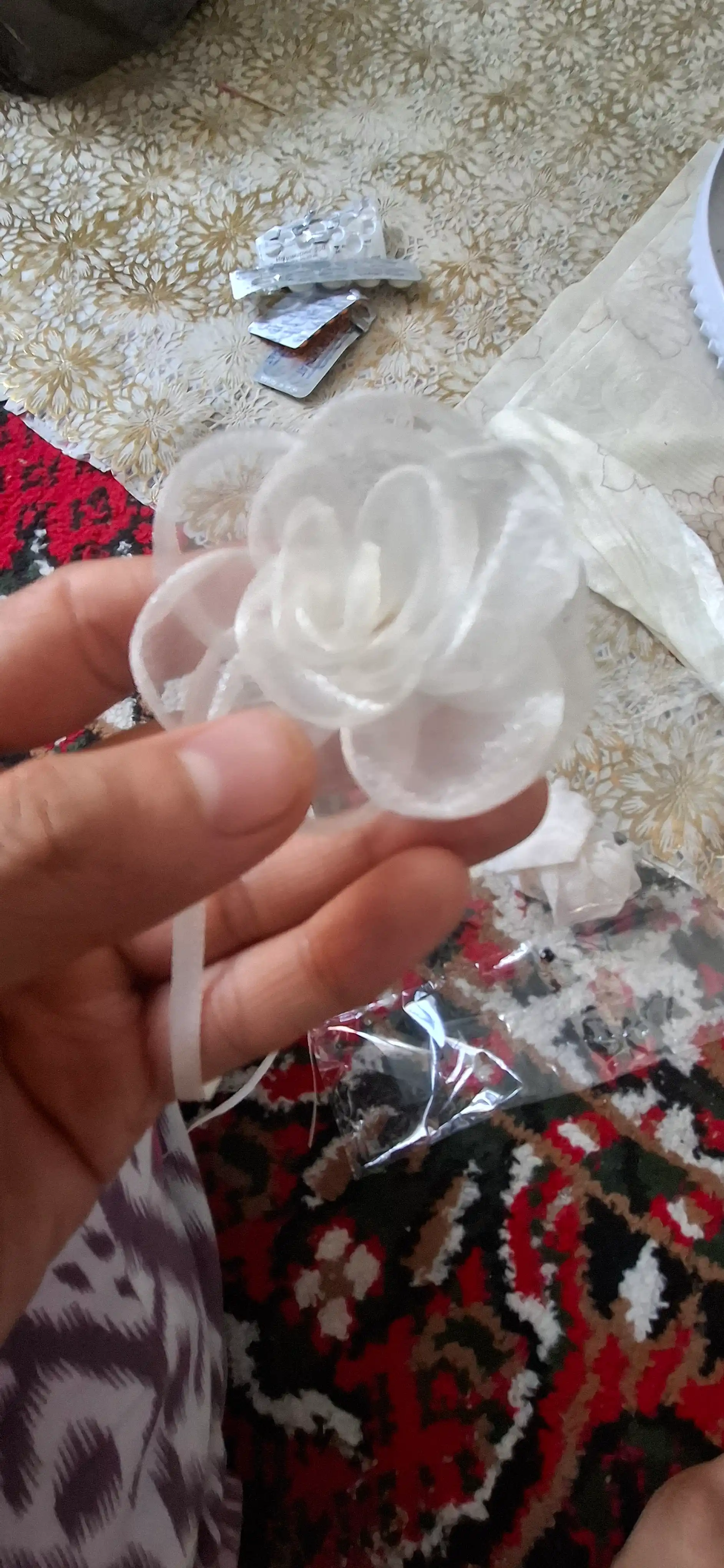 Ayollar bo‘ynidagi choker, tasmadagi atirgul va marvaridli marjon