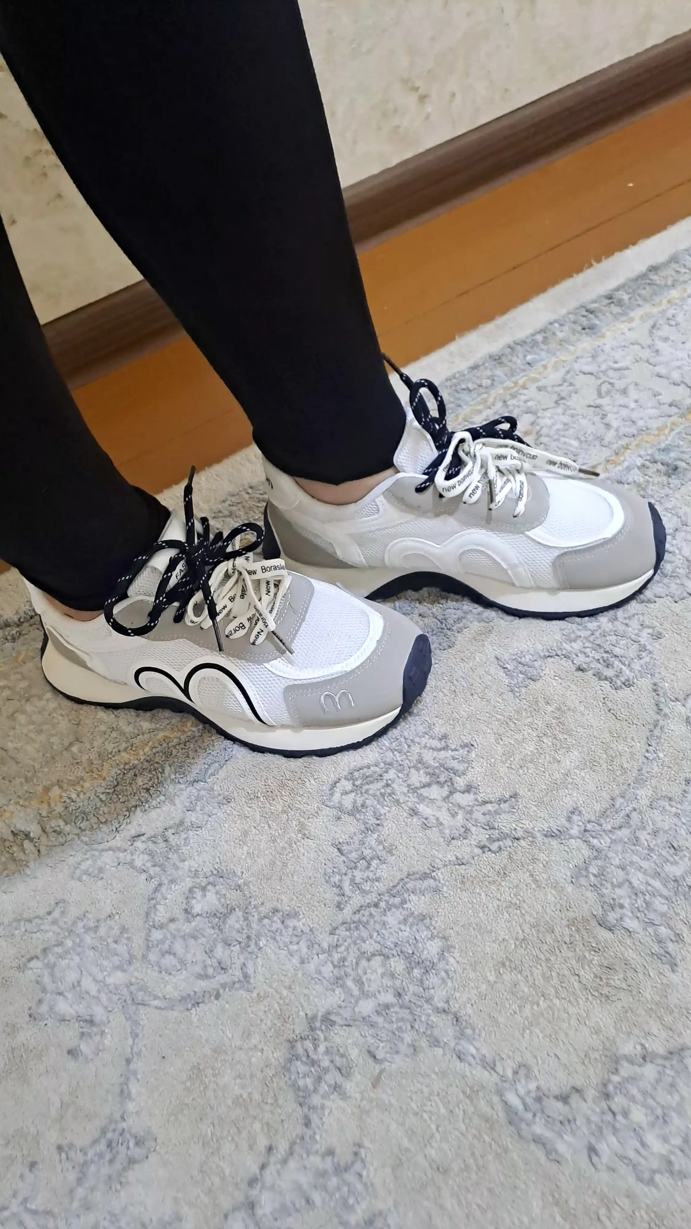 Krossovka ayollar uchun, bir o‘lcham kattaroq oling