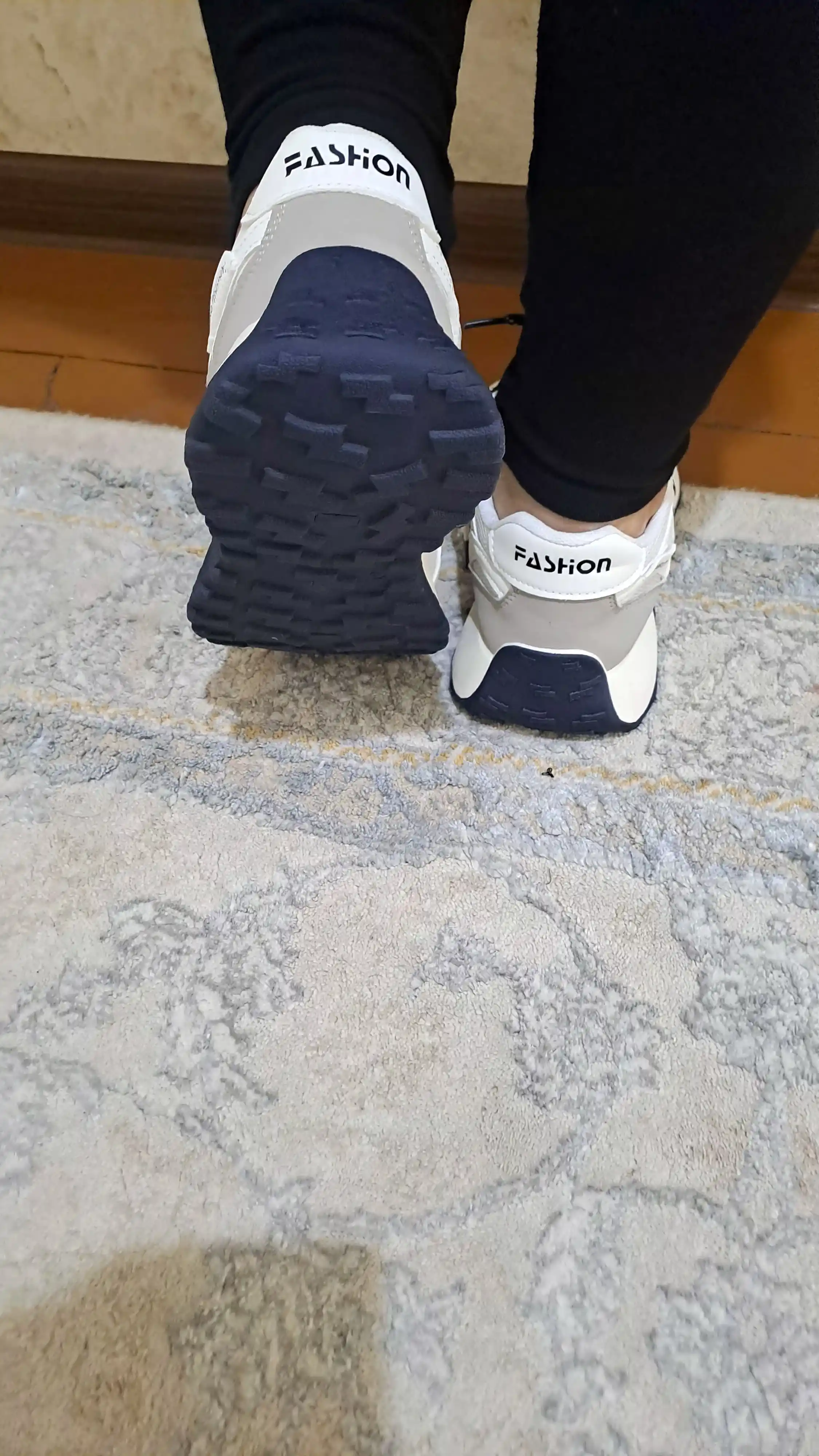 Krossovka ayollar uchun, bir o‘lcham kattaroq oling