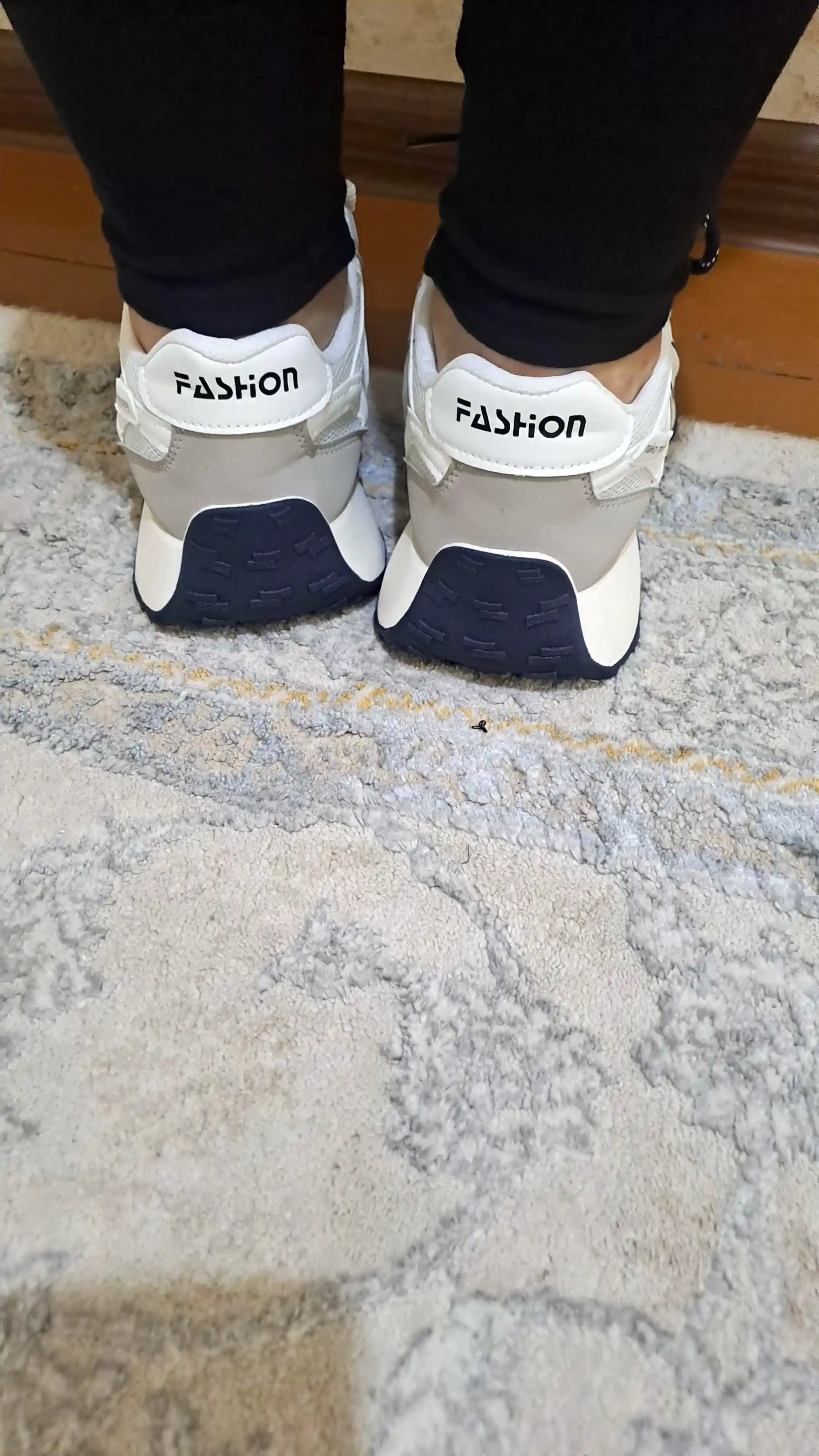 Krossovka ayollar uchun, bir o‘lcham kattaroq oling