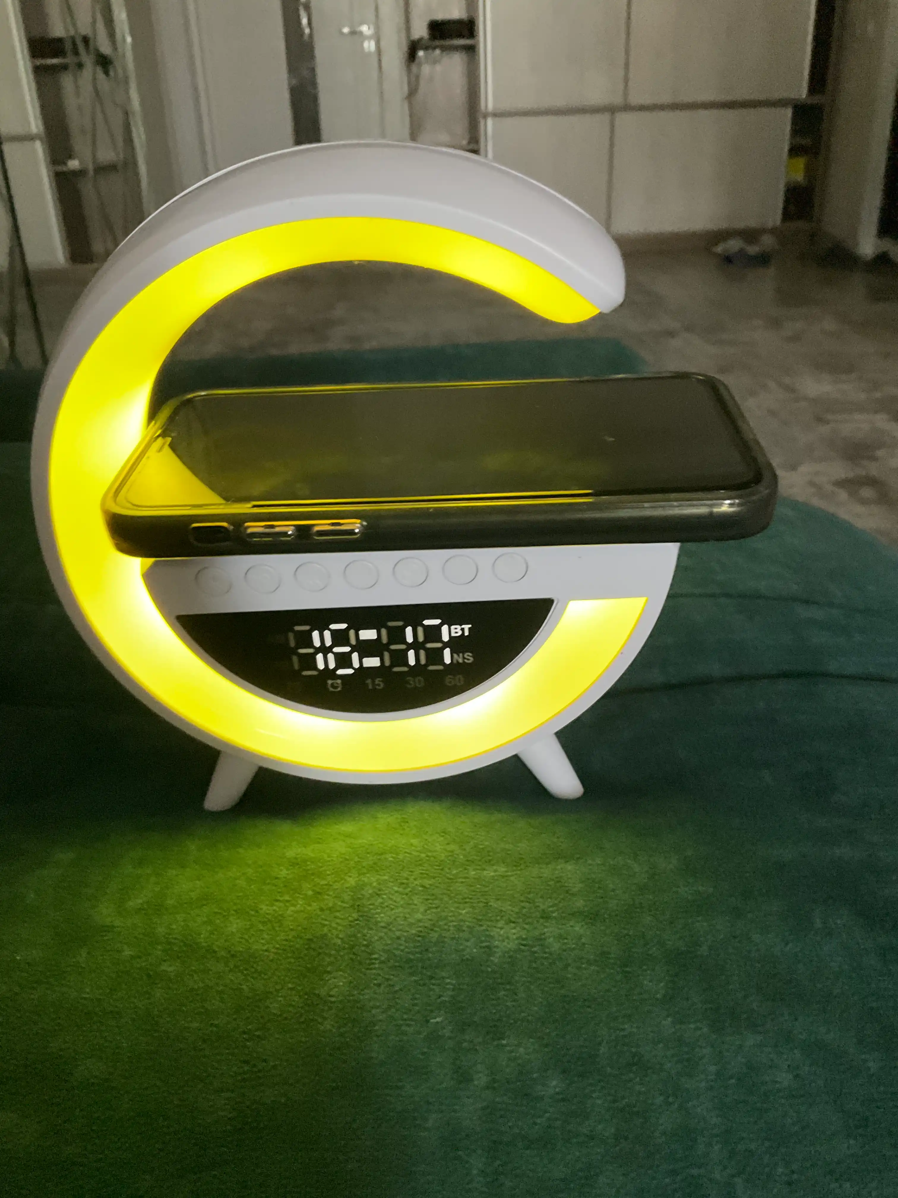 Karnay va simsiz zaryadlovchiga ega, aqlli RGB chiroq