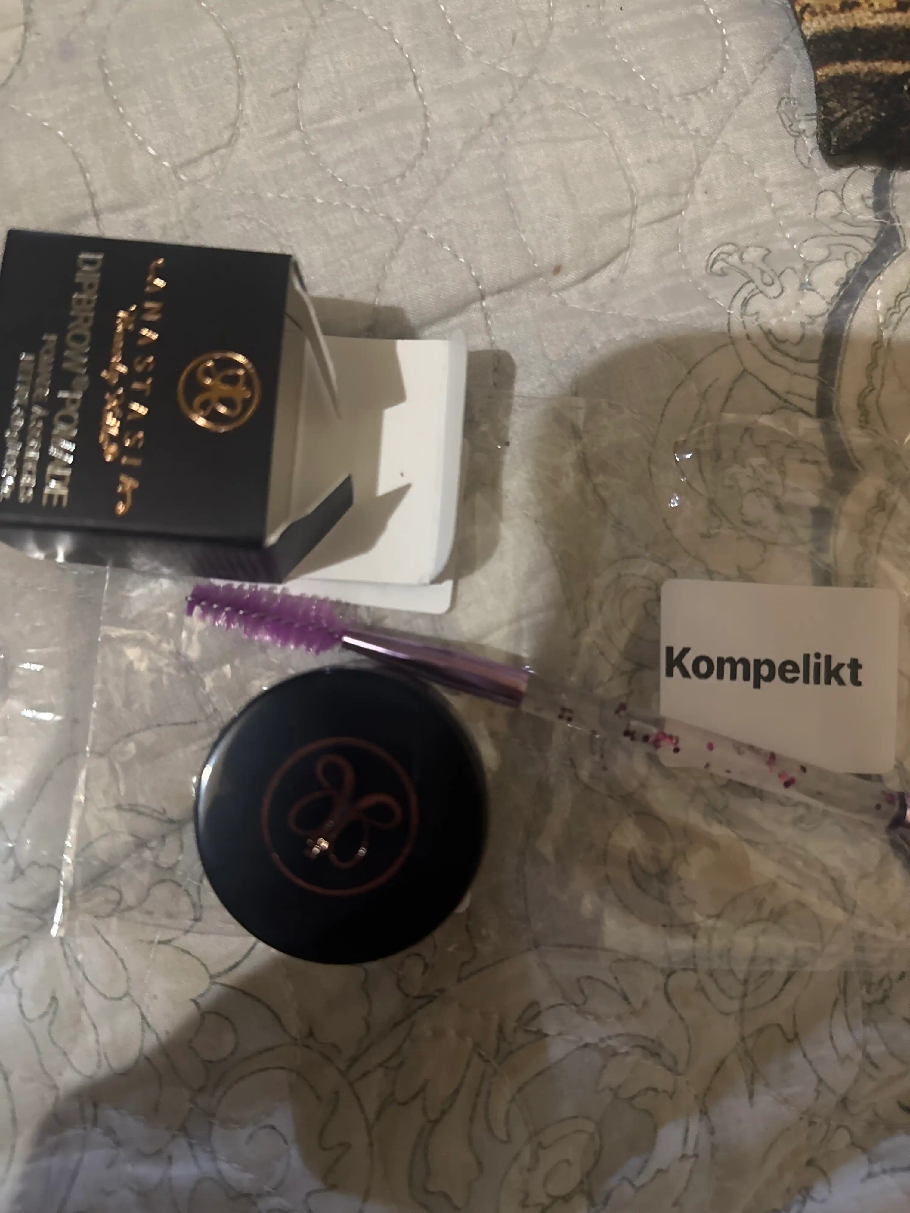 Qoshlar uchun bo'yoq geli Anastasia Beverly Hills Dipbrow Pomade, 4 gr + bonusiga cho'tka