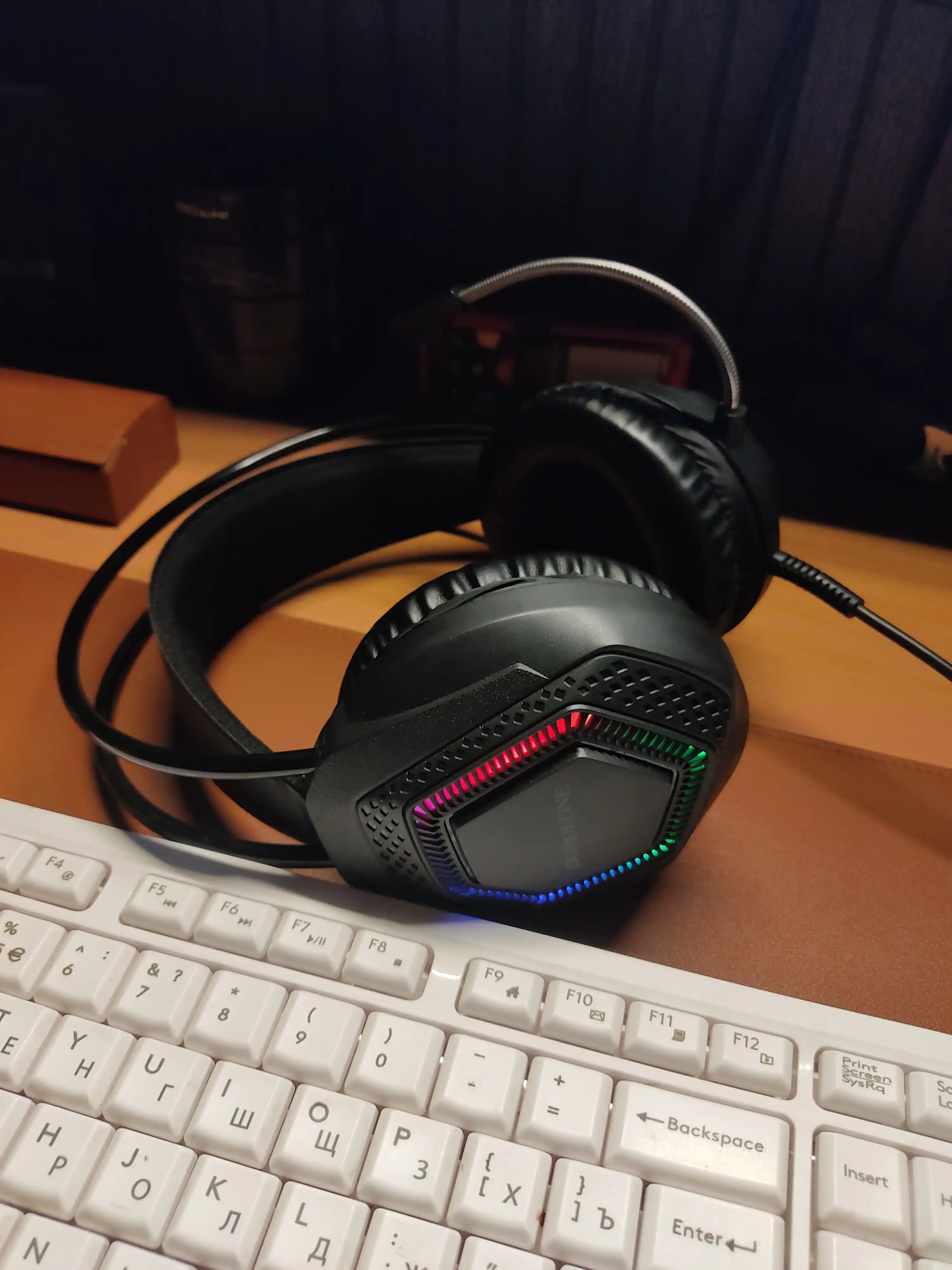 O'yin uchun simli quloqchinlar Borofone BO105, mikrofon va RGB yoritish bilan