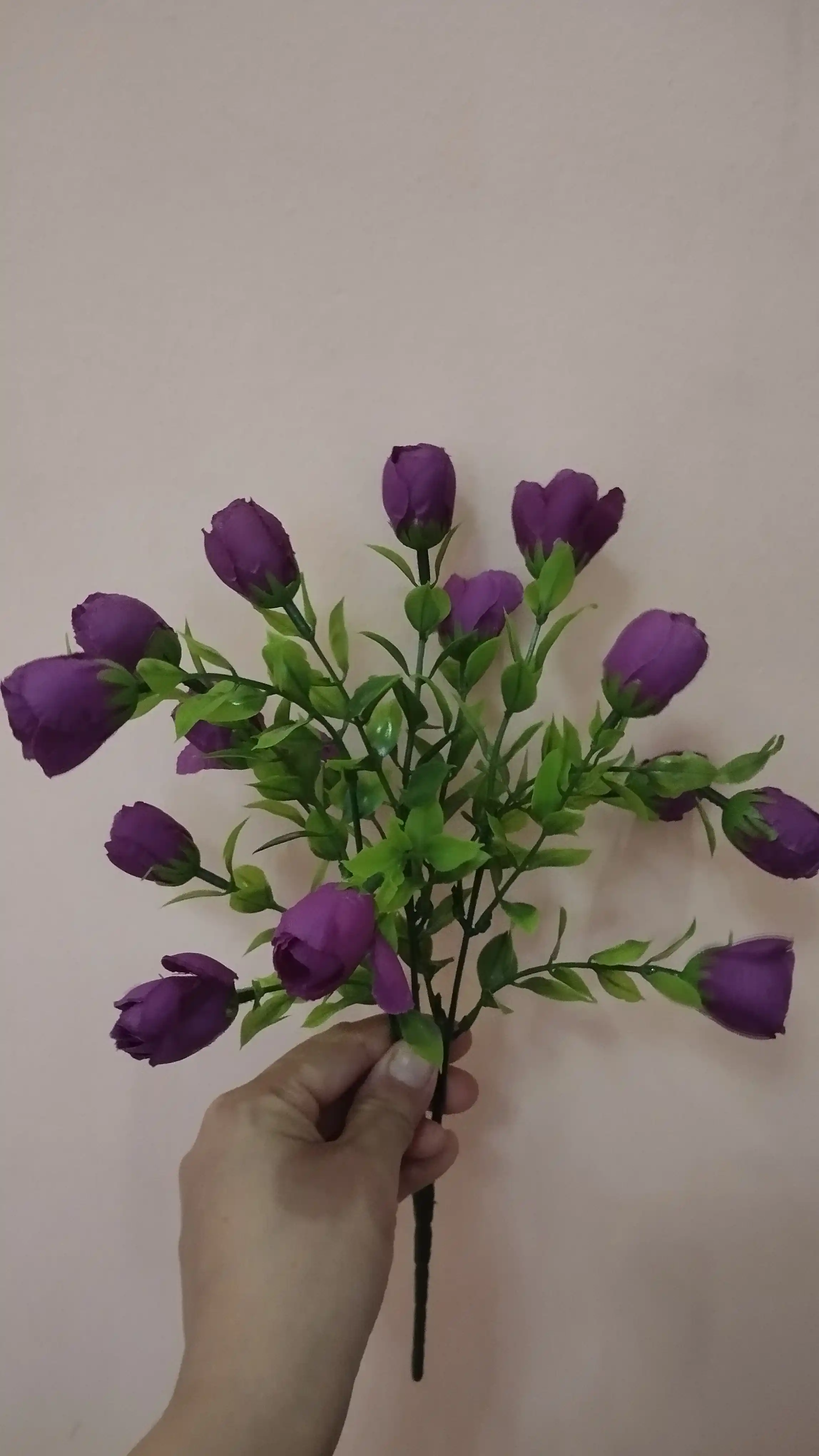Suniy atirgul, kichik atir gulchalar, suniy gul, atirgul, ofis uchun dekor