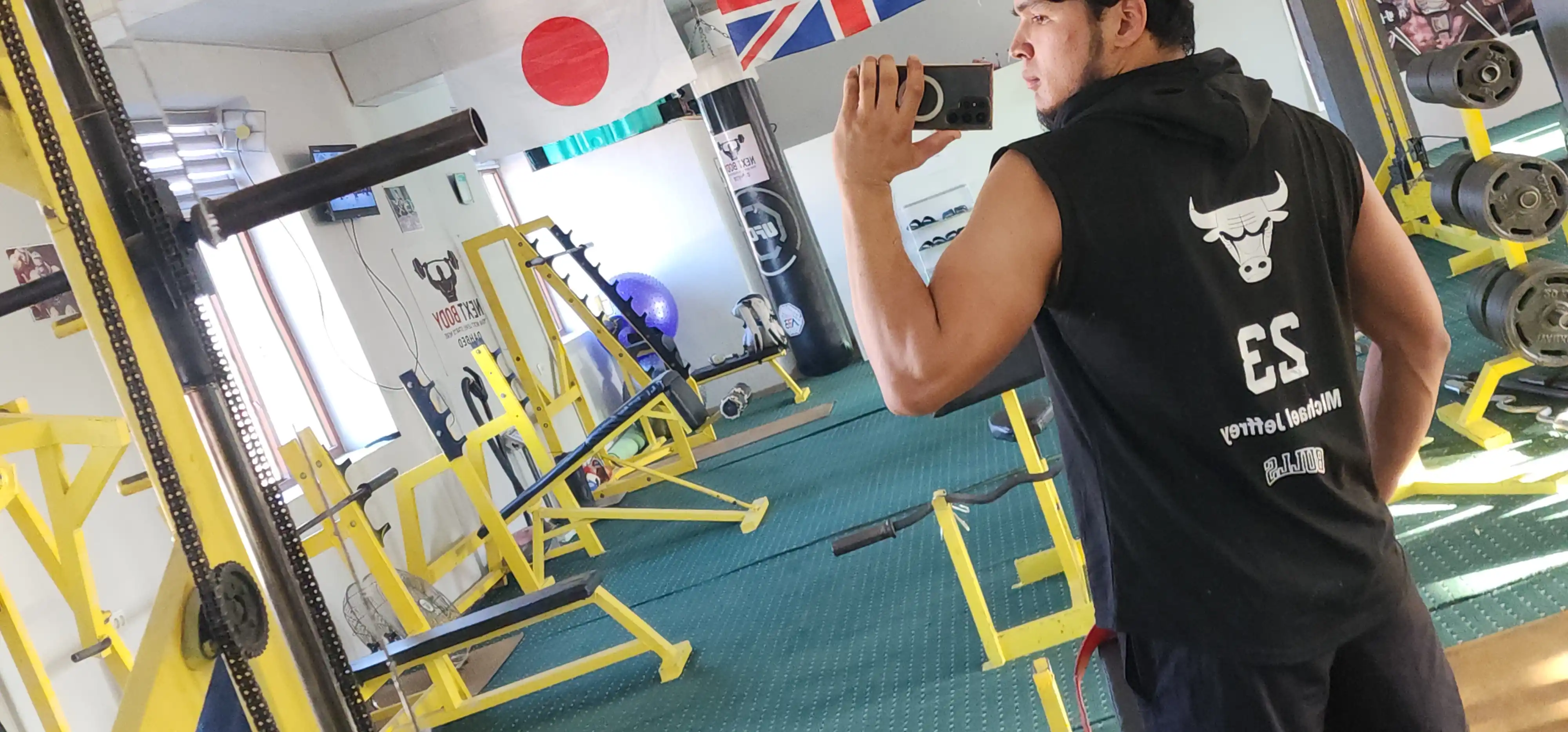 Kapyushonli sport maykasi