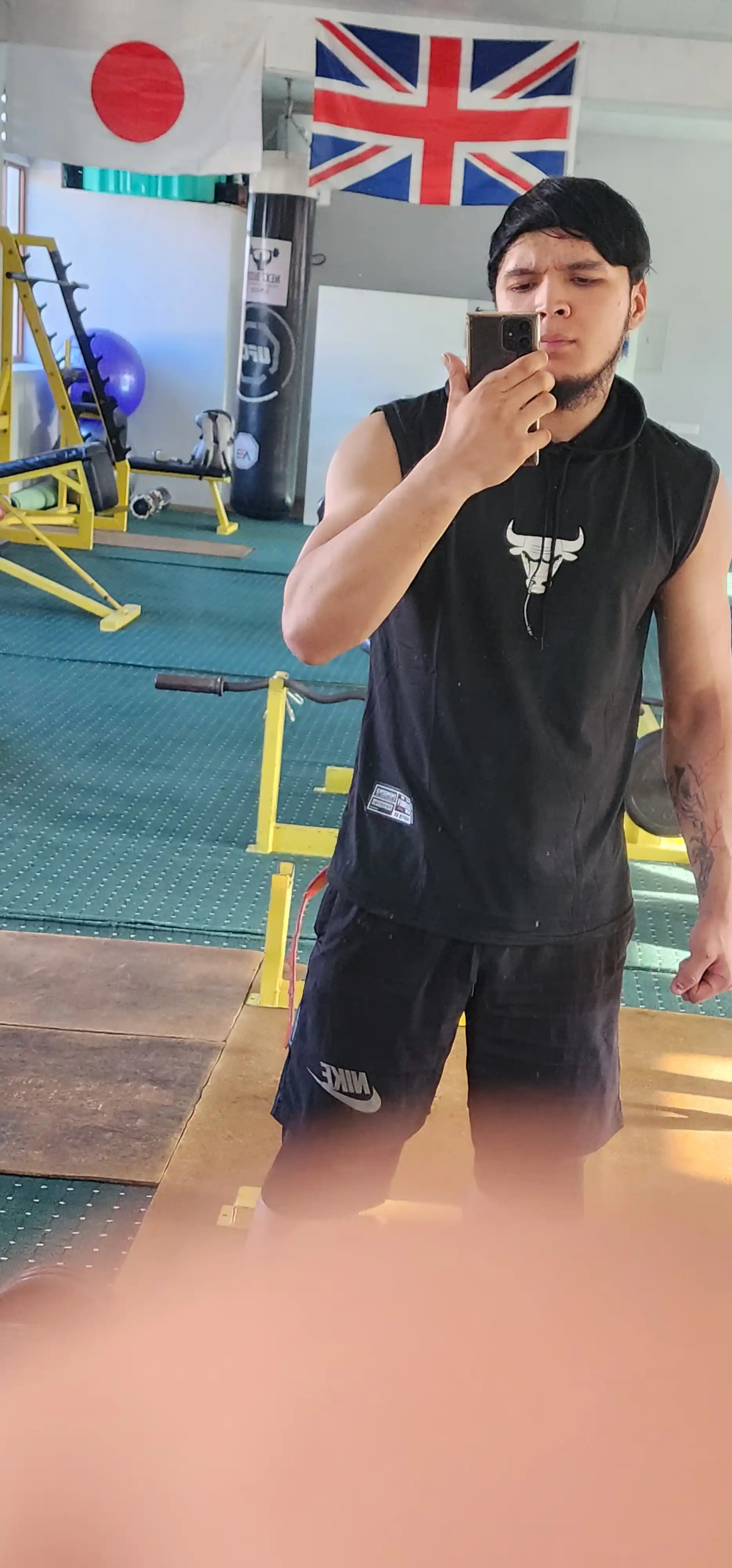 Kapyushonli sport maykasi