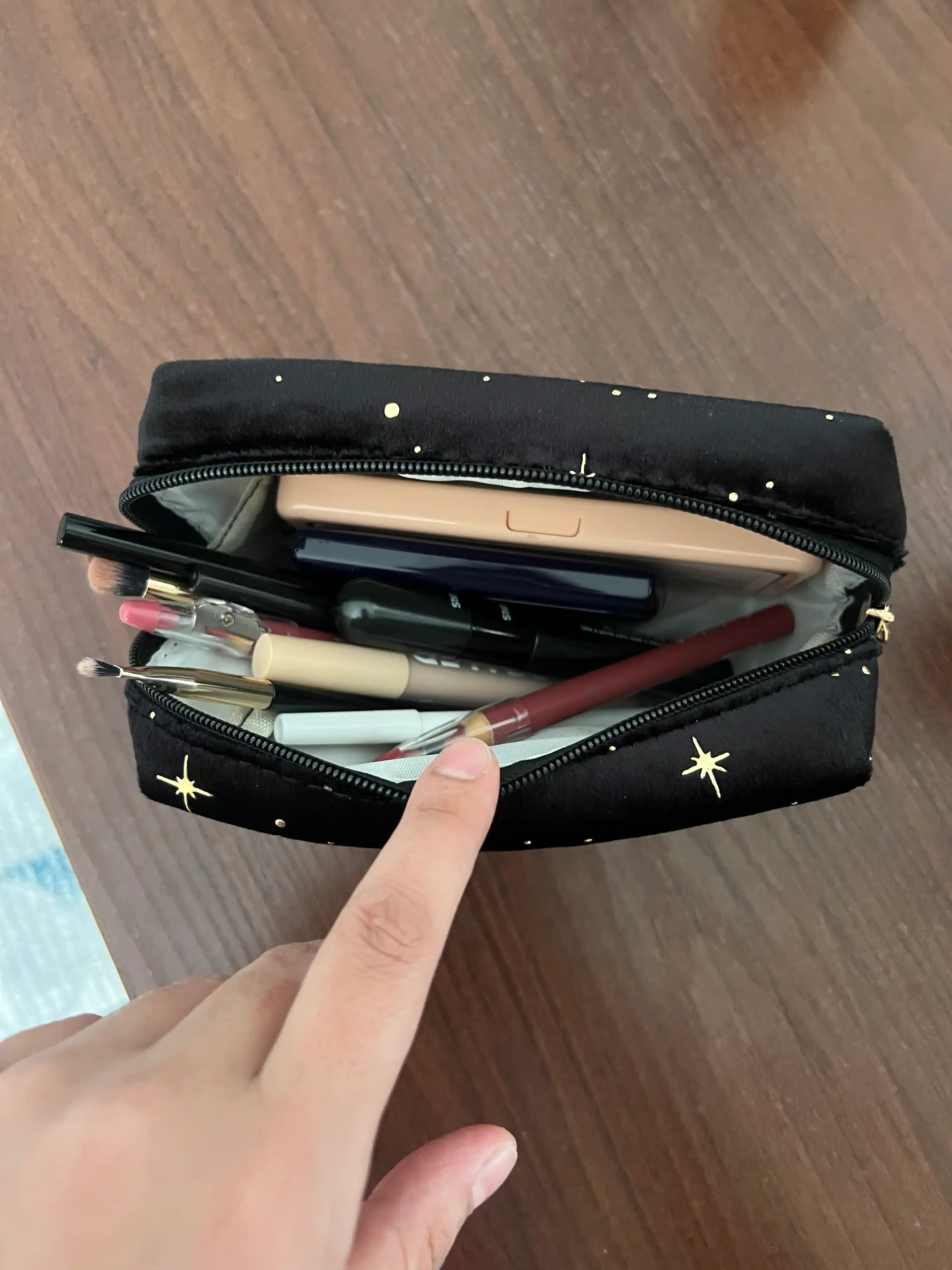 Kosmetika va aksessuarlar uchun kosmetik sumka-organizator