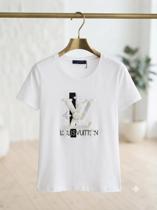Ayollar uchun oq rangli printli futbolka