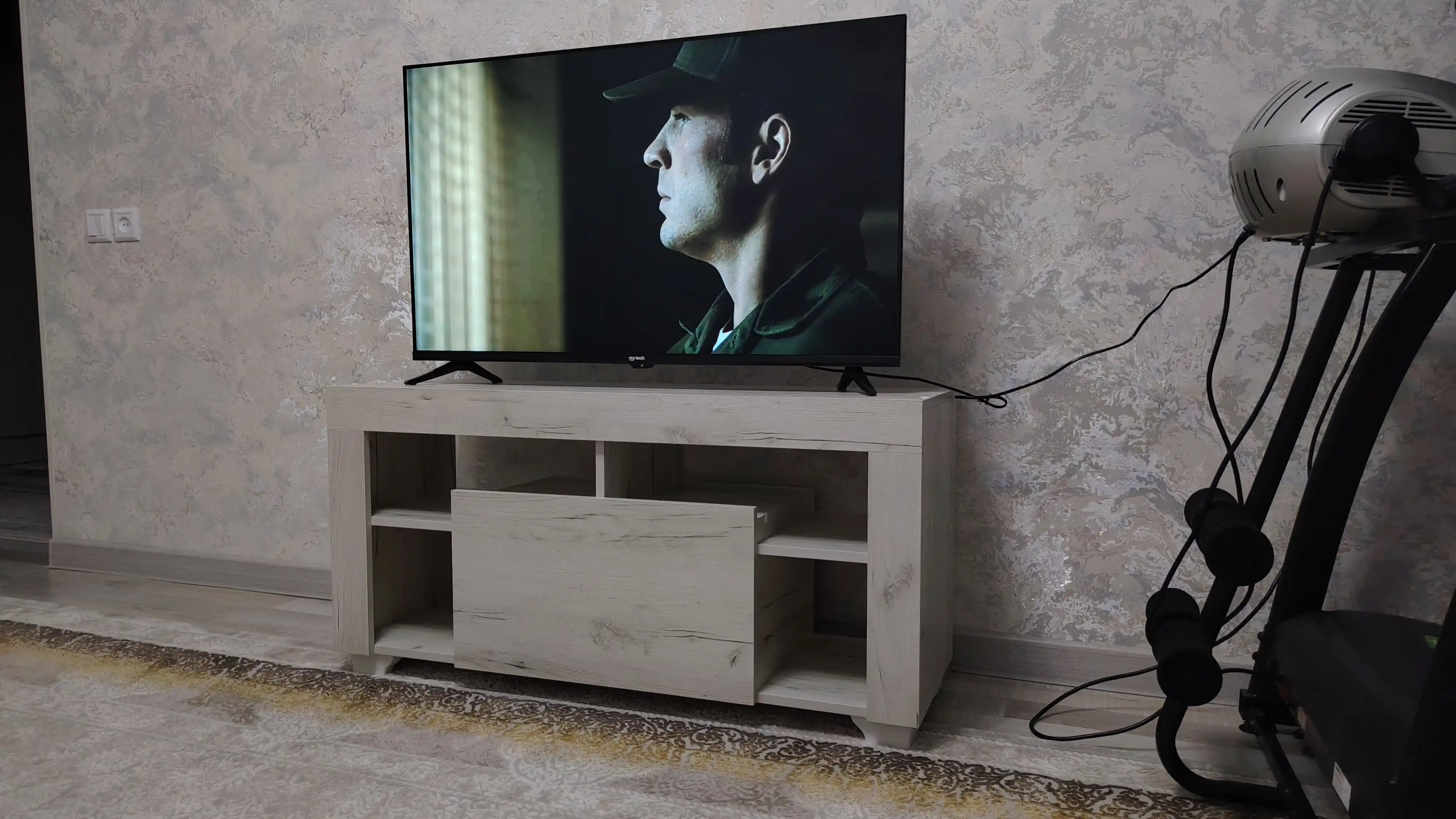 Тумба-подставка под телевизор LEETO, напольная, полностью собранная, 110*55*35 см