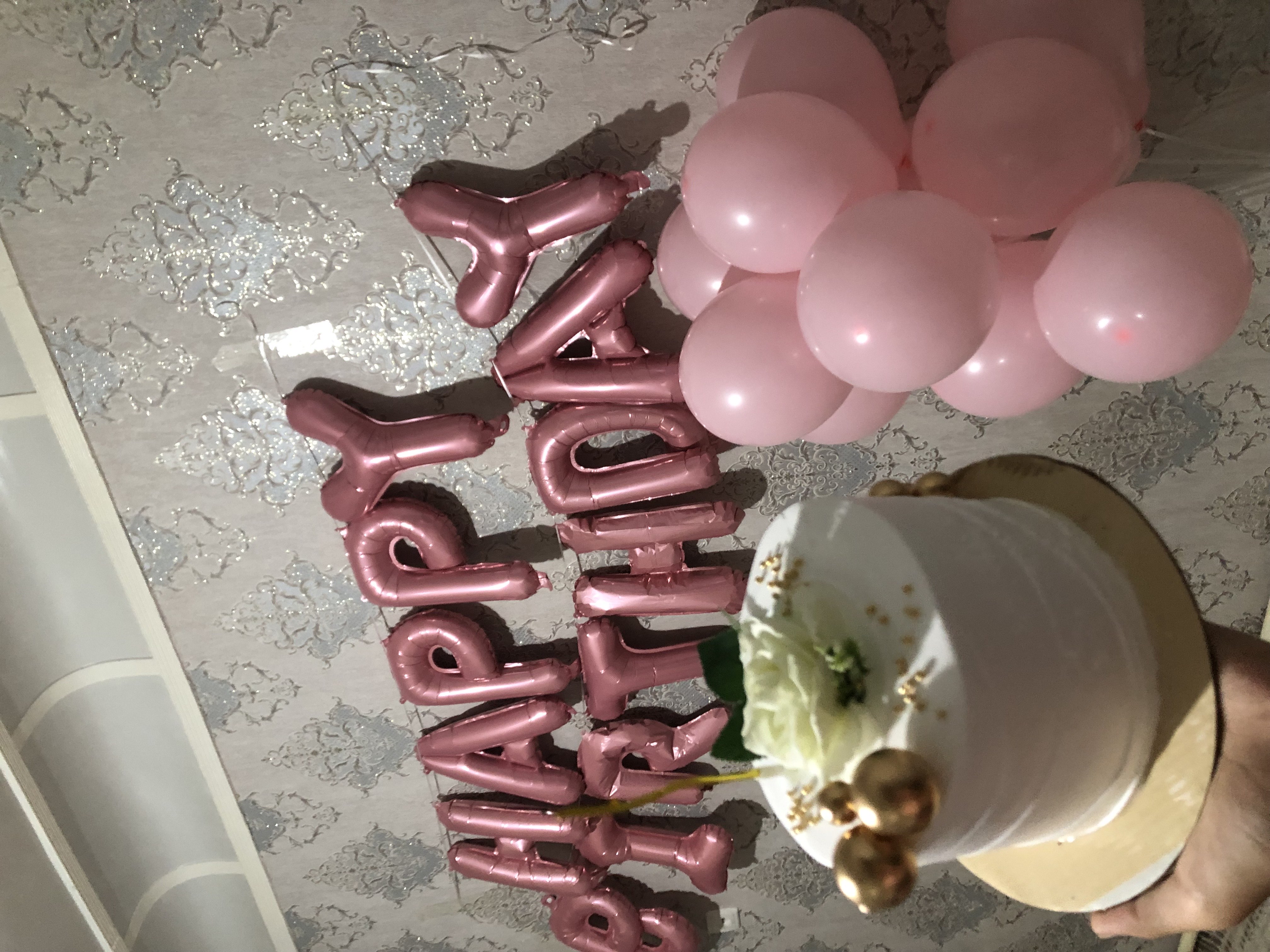 Воздушные шары с Happy Birthday для фотозоны