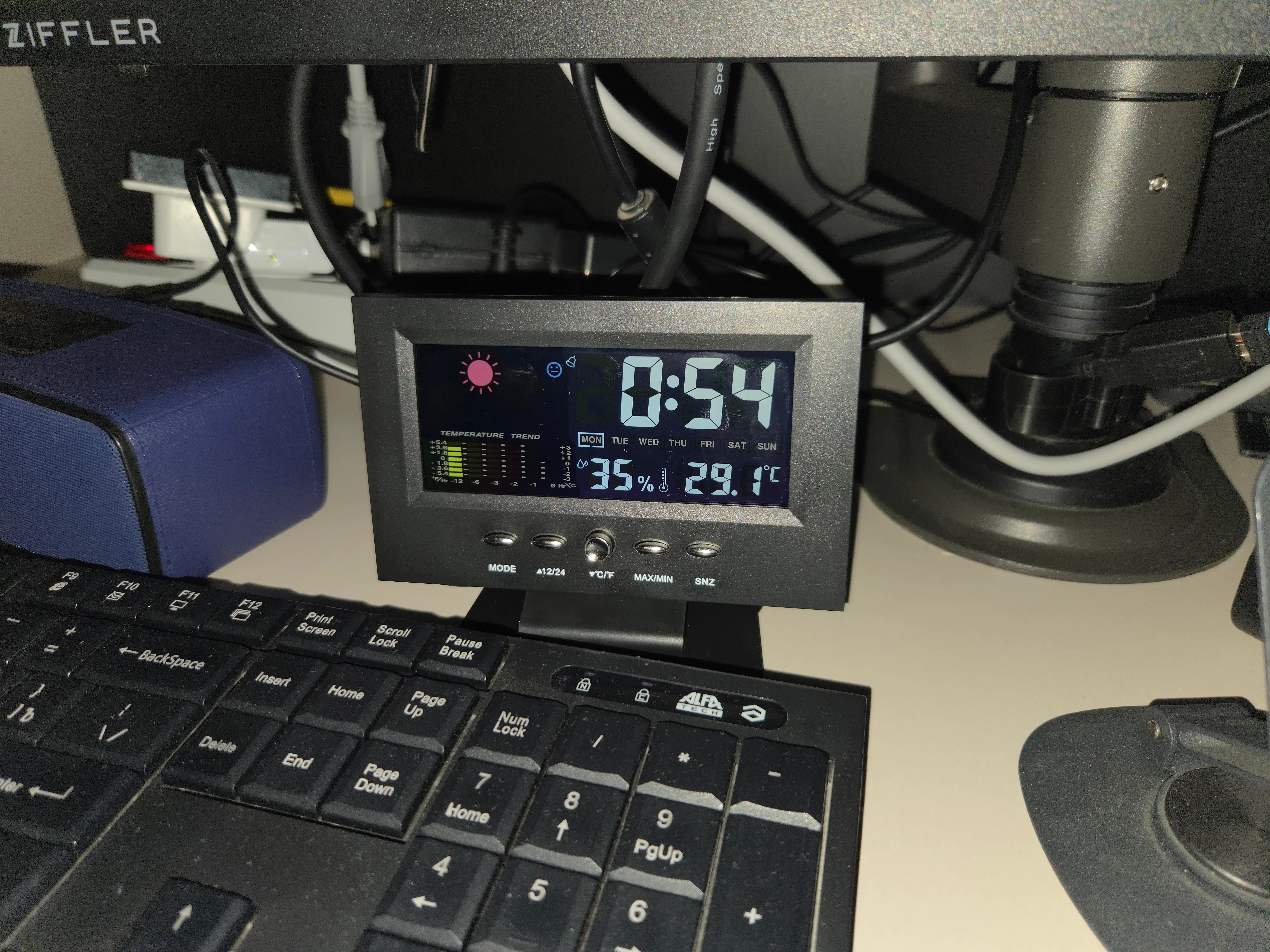 Ko‘p funksiyali budilnik, termometrli elektron stol soati, batareyada ishlaydi