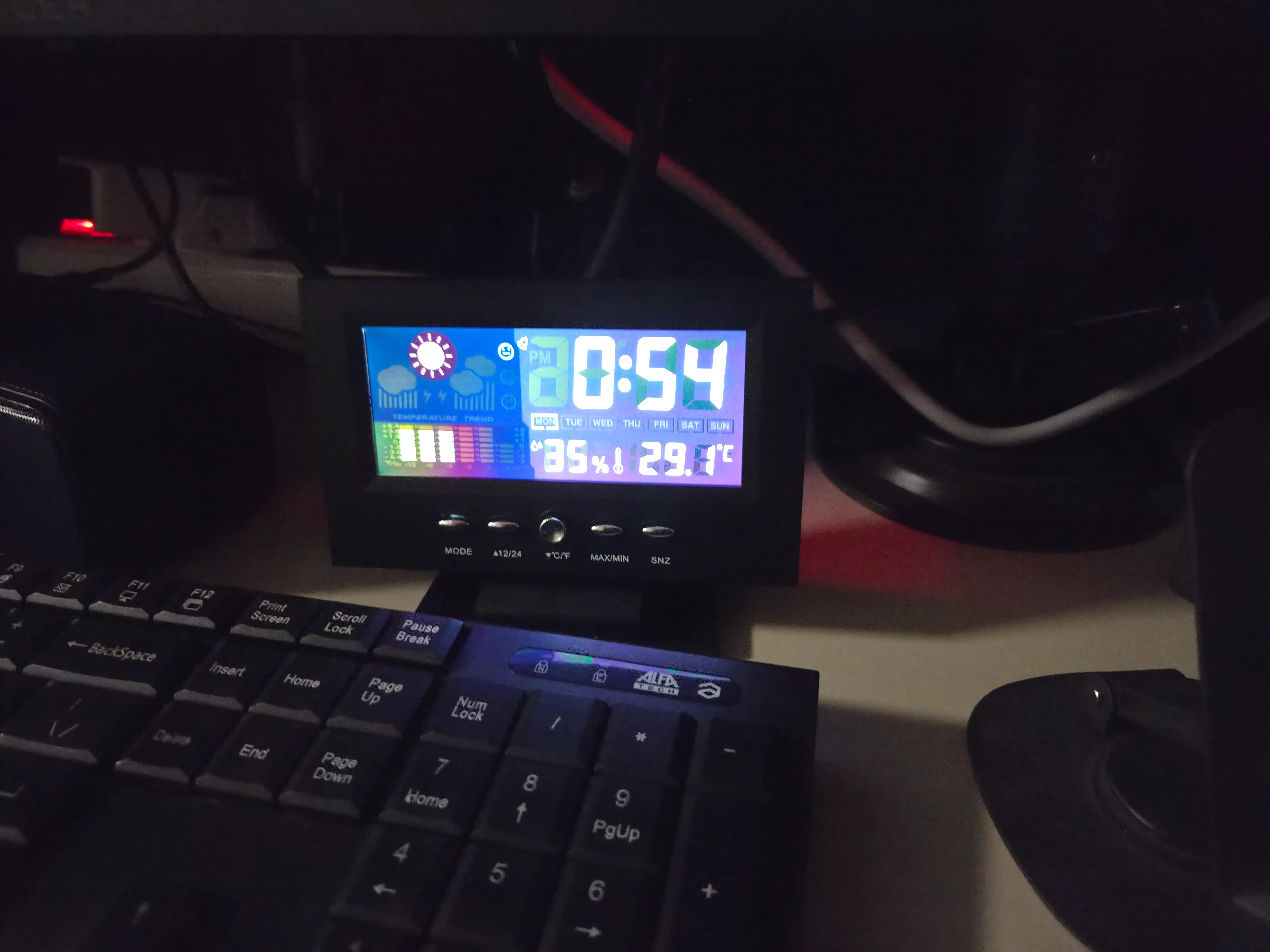 Ko‘p funksiyali budilnik, termometrli elektron stol soati, batareyada ishlaydi