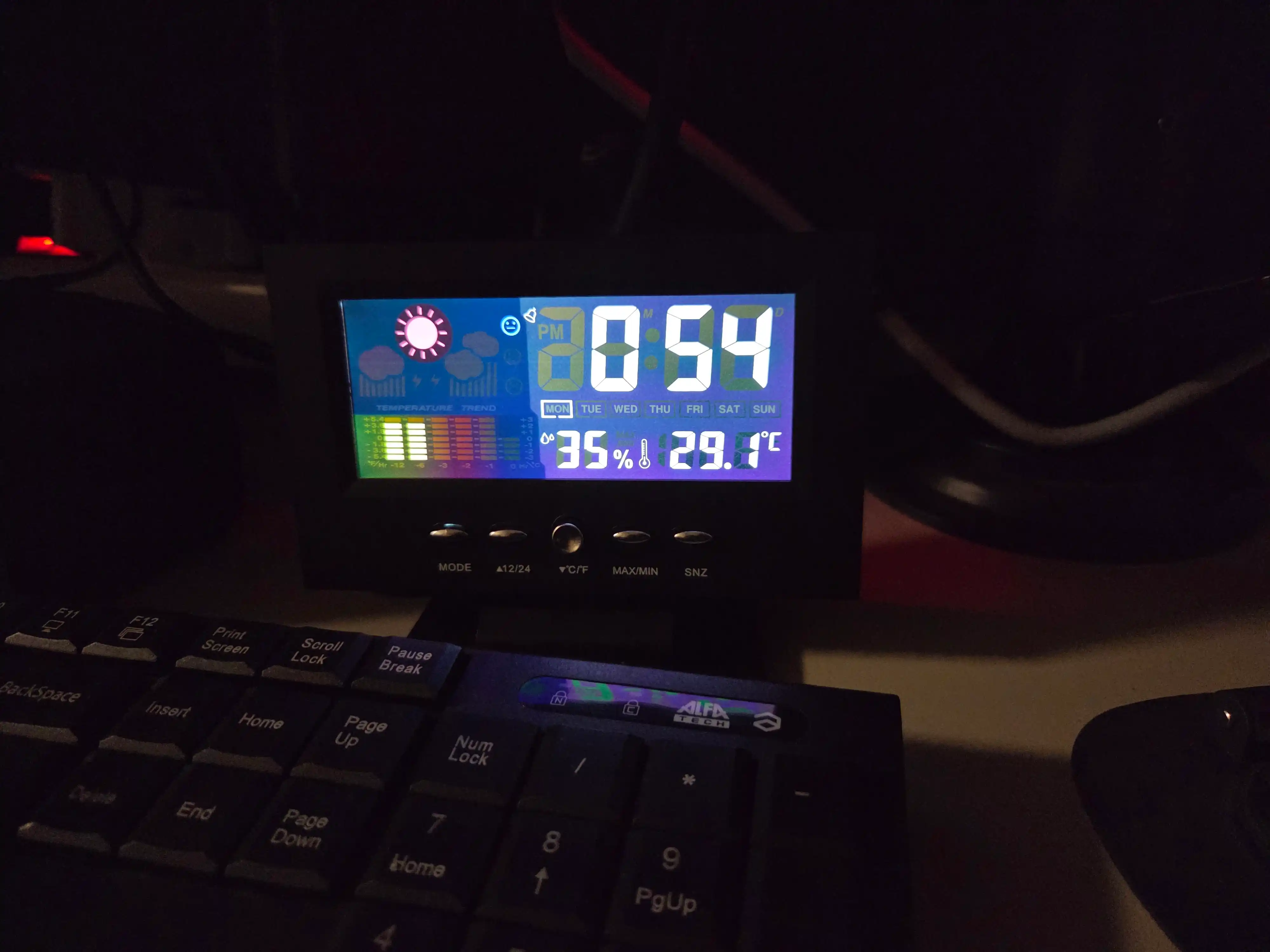 Ko‘p funksiyali budilnik, termometrli elektron stol soati, batareyada ishlaydi