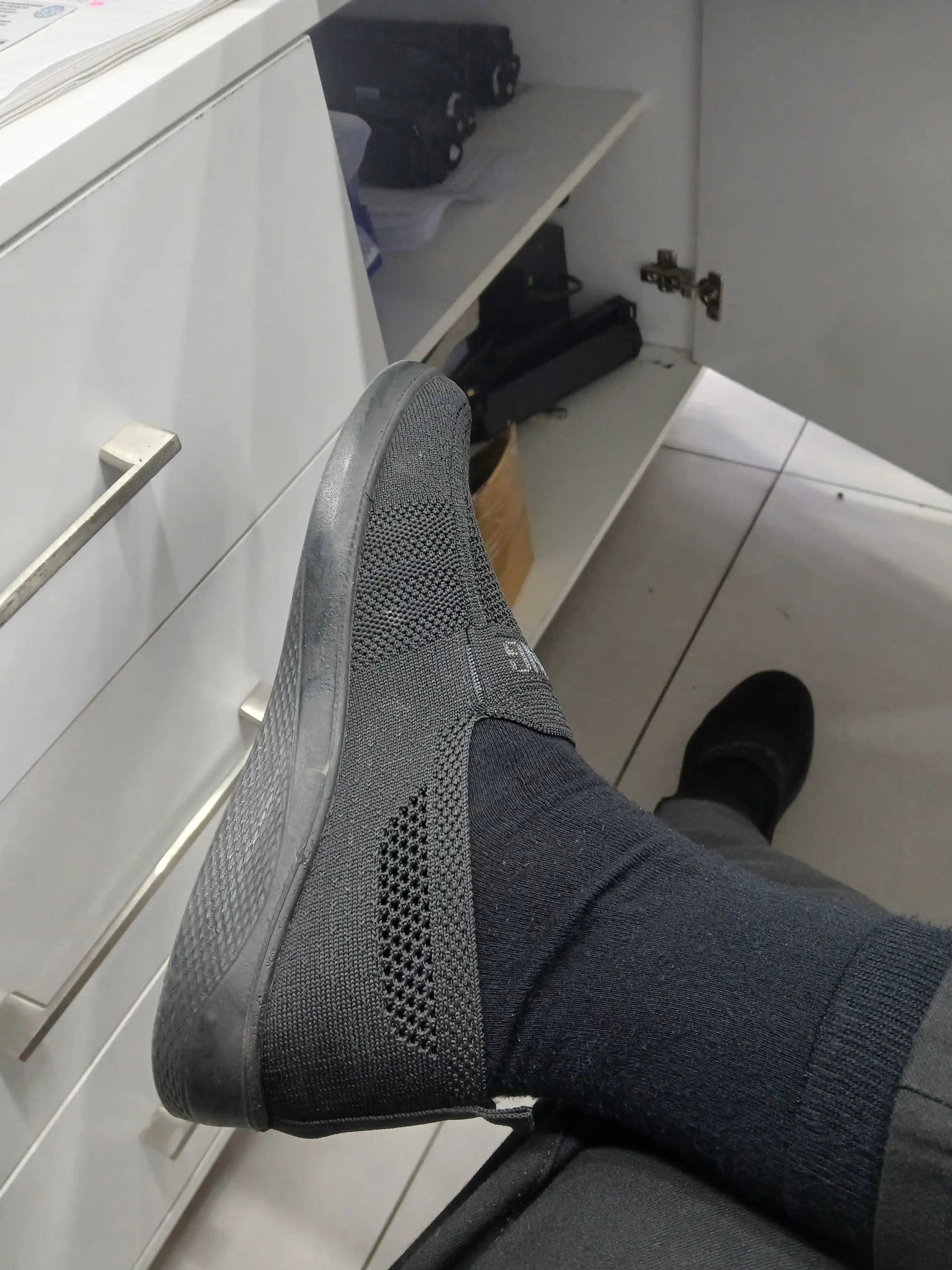 Erkaklar uchun bahor yoz mavsumi kundalik siliponlar qulay yengil, skecherslar