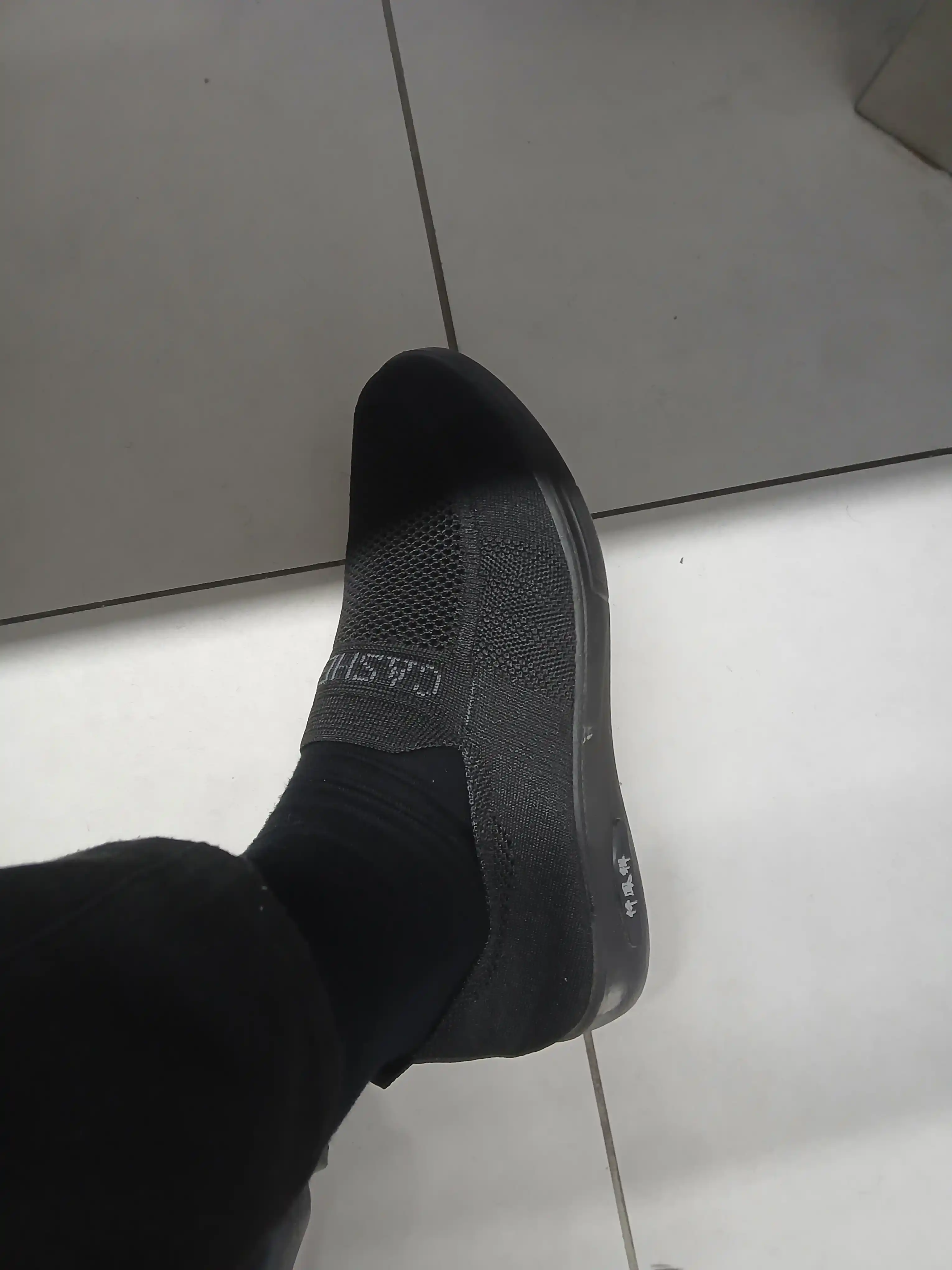 Erkaklar uchun bahor yoz mavsumi kundalik siliponlar qulay yengil, skecherslar