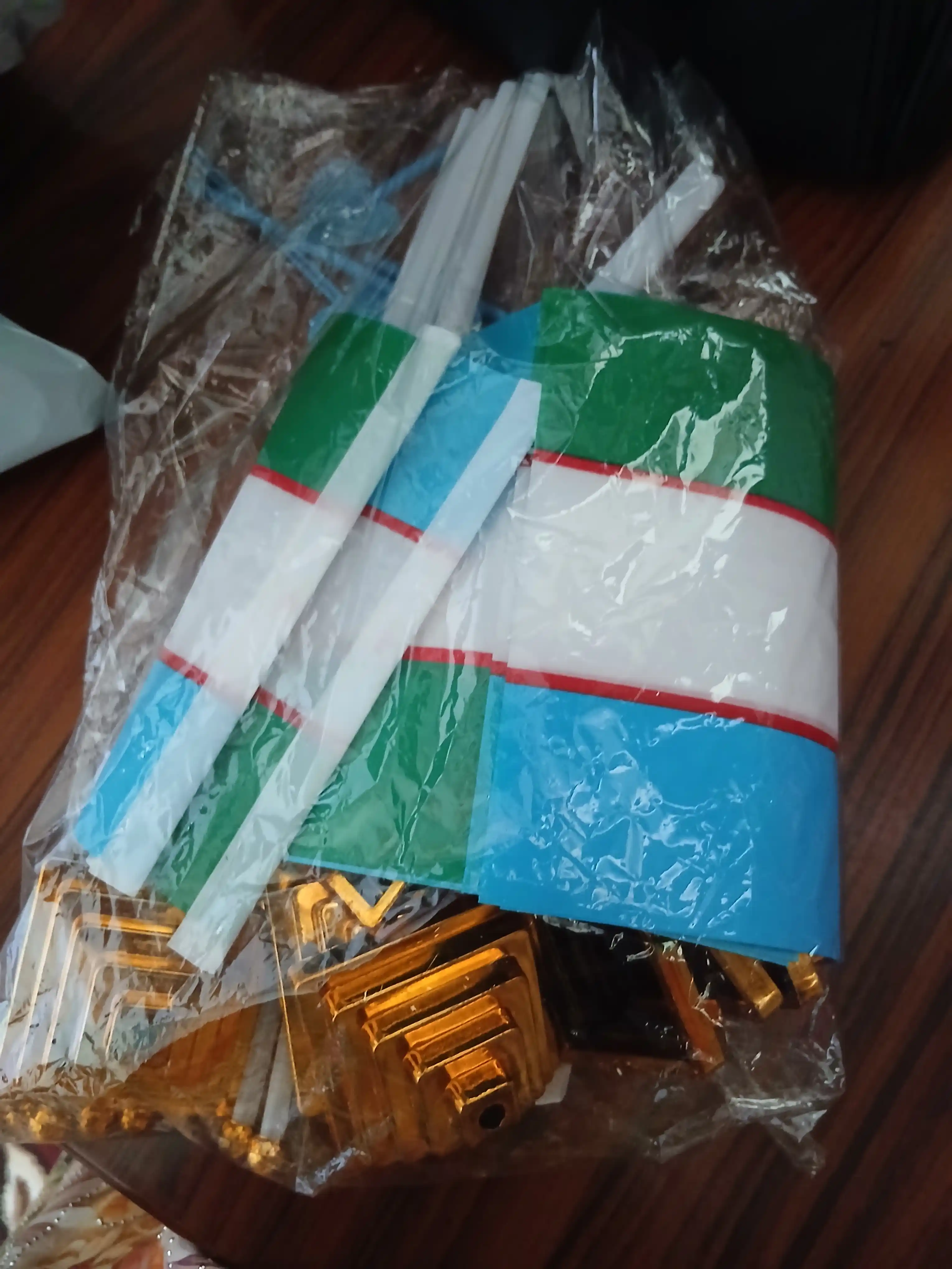 O‘zbekiston bayrog‘i, 14×20 sm o‘lchamda, plastik taglik bilan, 1, 2, 5, 10 to‘plamda