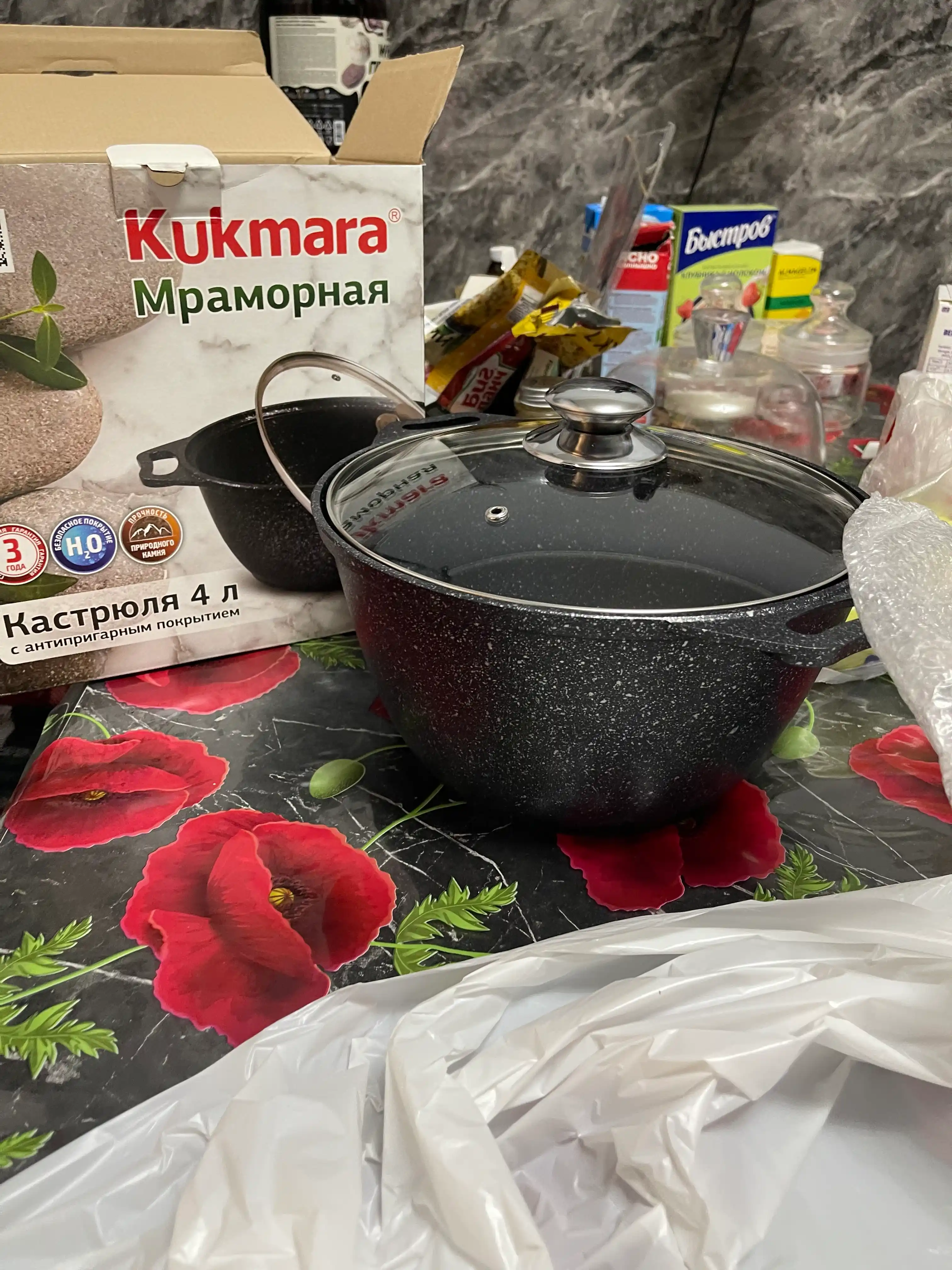 Kastryulya Kukmara, shisha qopqoq bilan, qora mramor