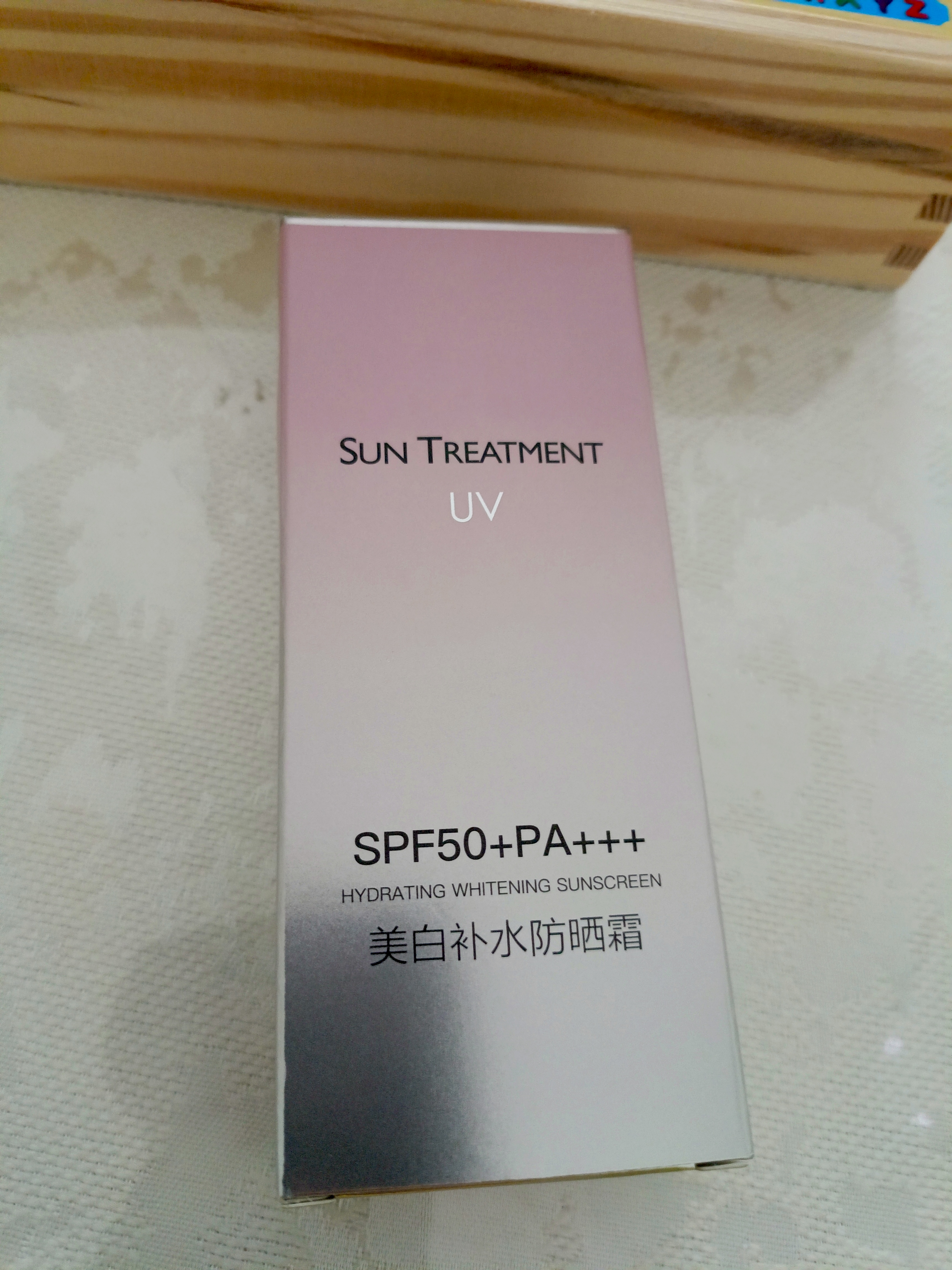 Quyoshdan himoya qiluvchi va namlantiruvchi yuz uchun krem UV SPF50+PA+++