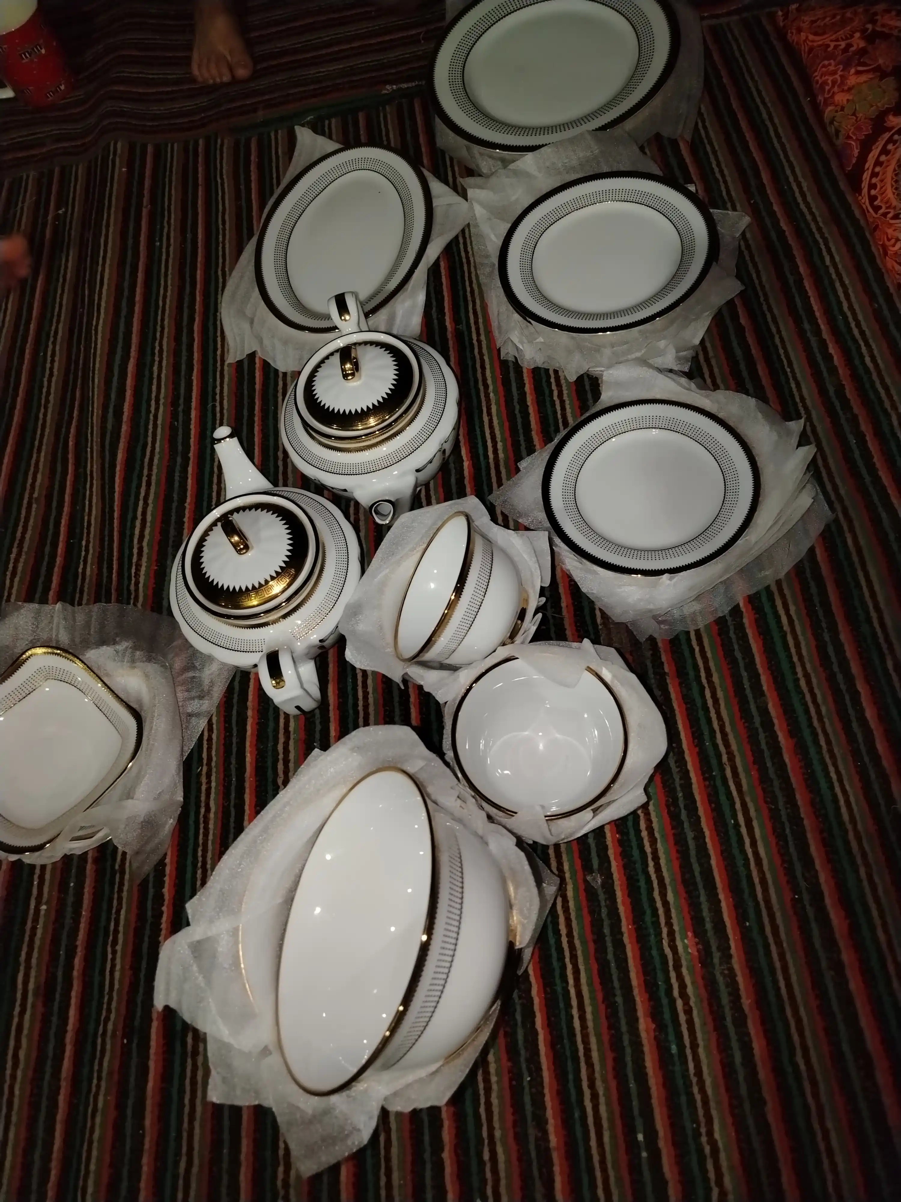 Oltin naqshli chinni oshxona servizi, 33 ta buyum