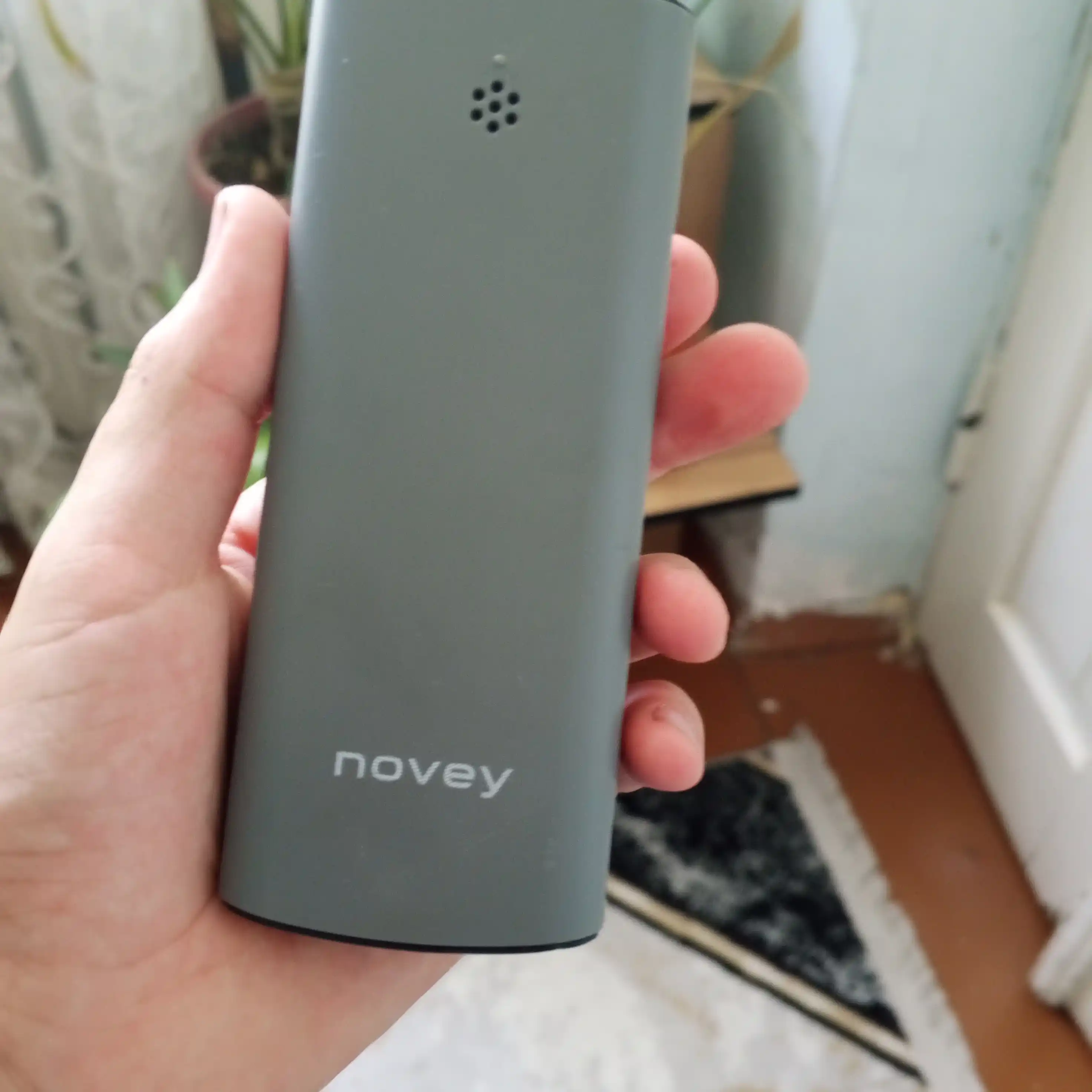Novey 130 knopkali telefon, ingichka korpus, kamerasiz, 2 SIM