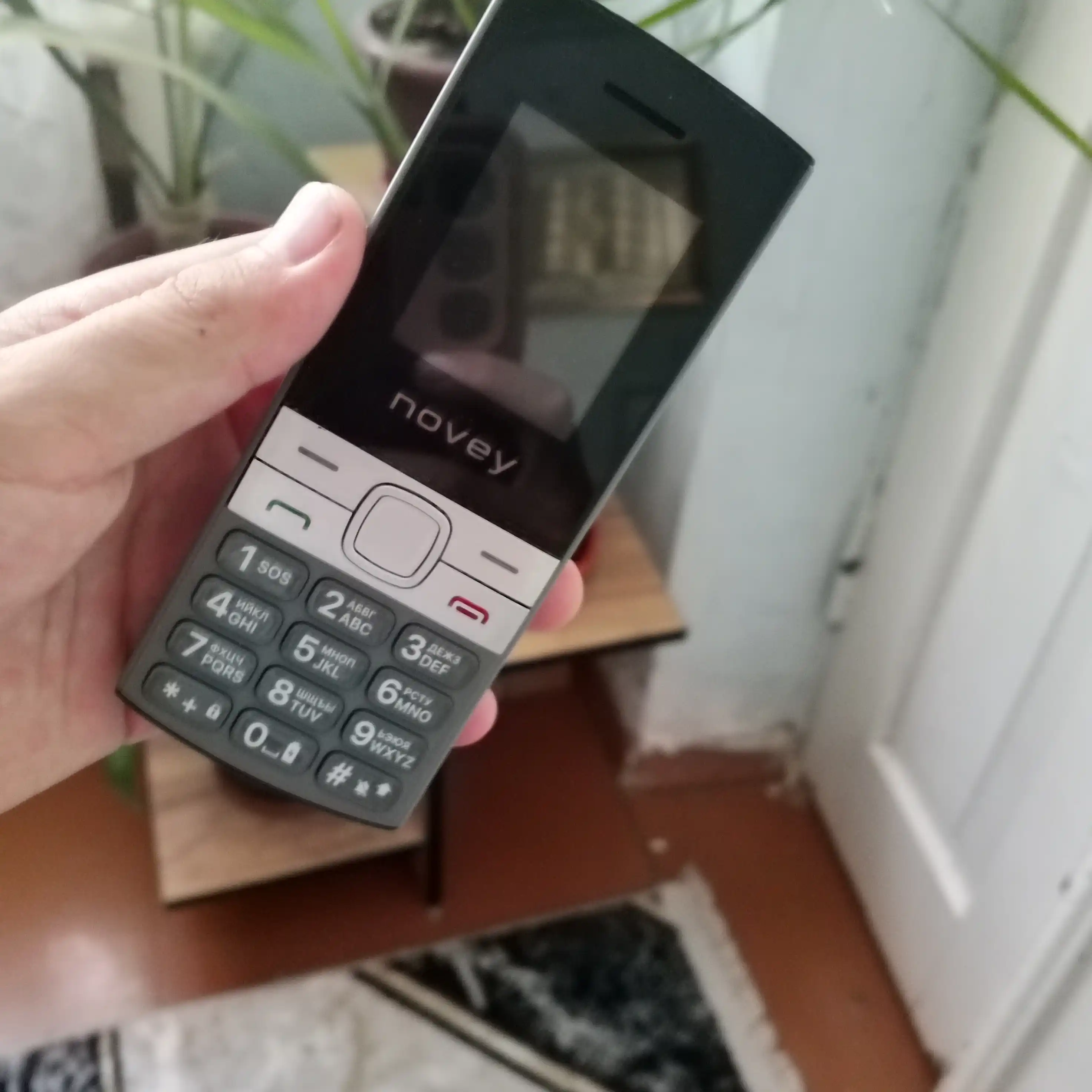 Novey 130 knopkali telefon, ingichka korpus, kamerasiz, 2 SIM