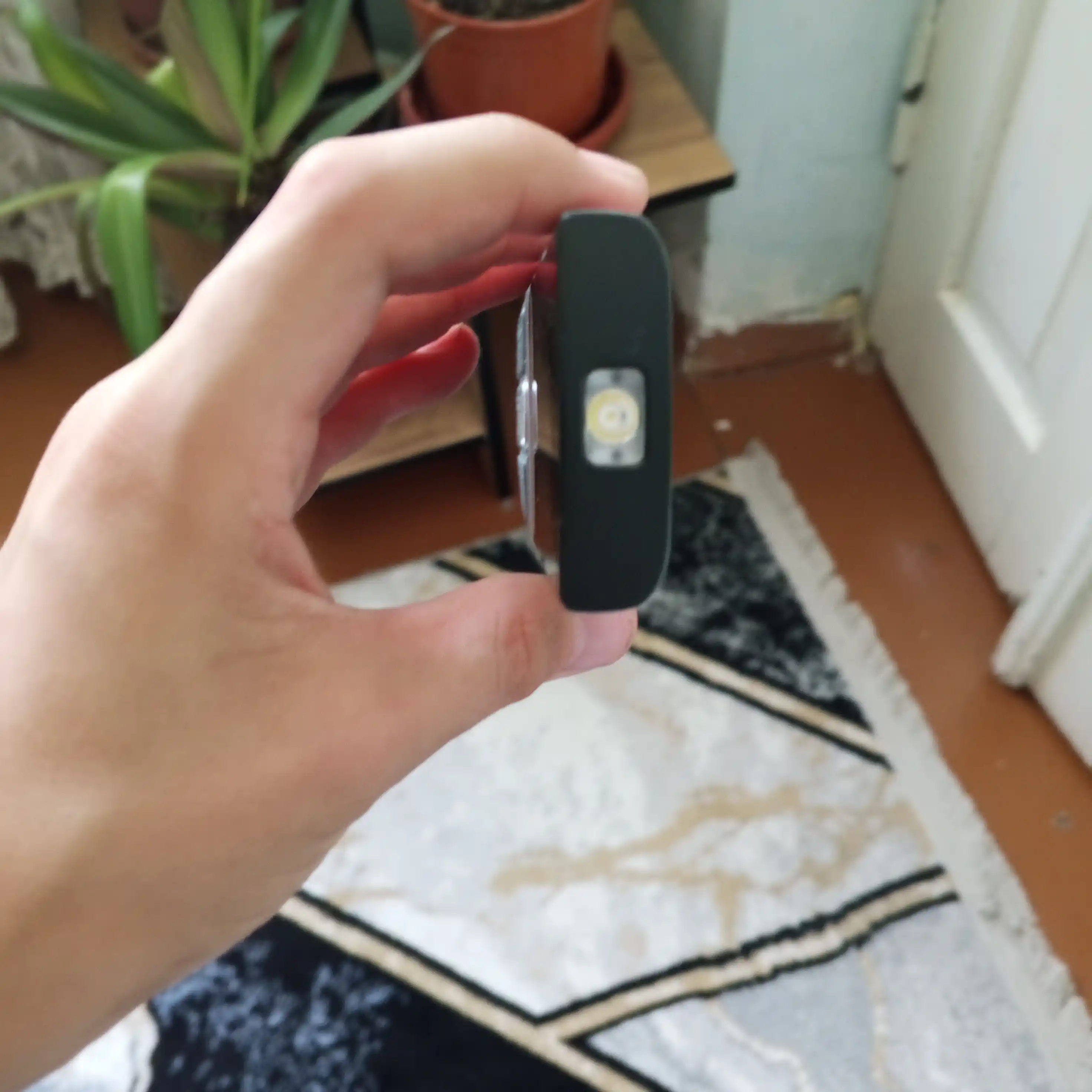 Novey 130 knopkali telefon, ingichka korpus, kamerasiz, 2 SIM