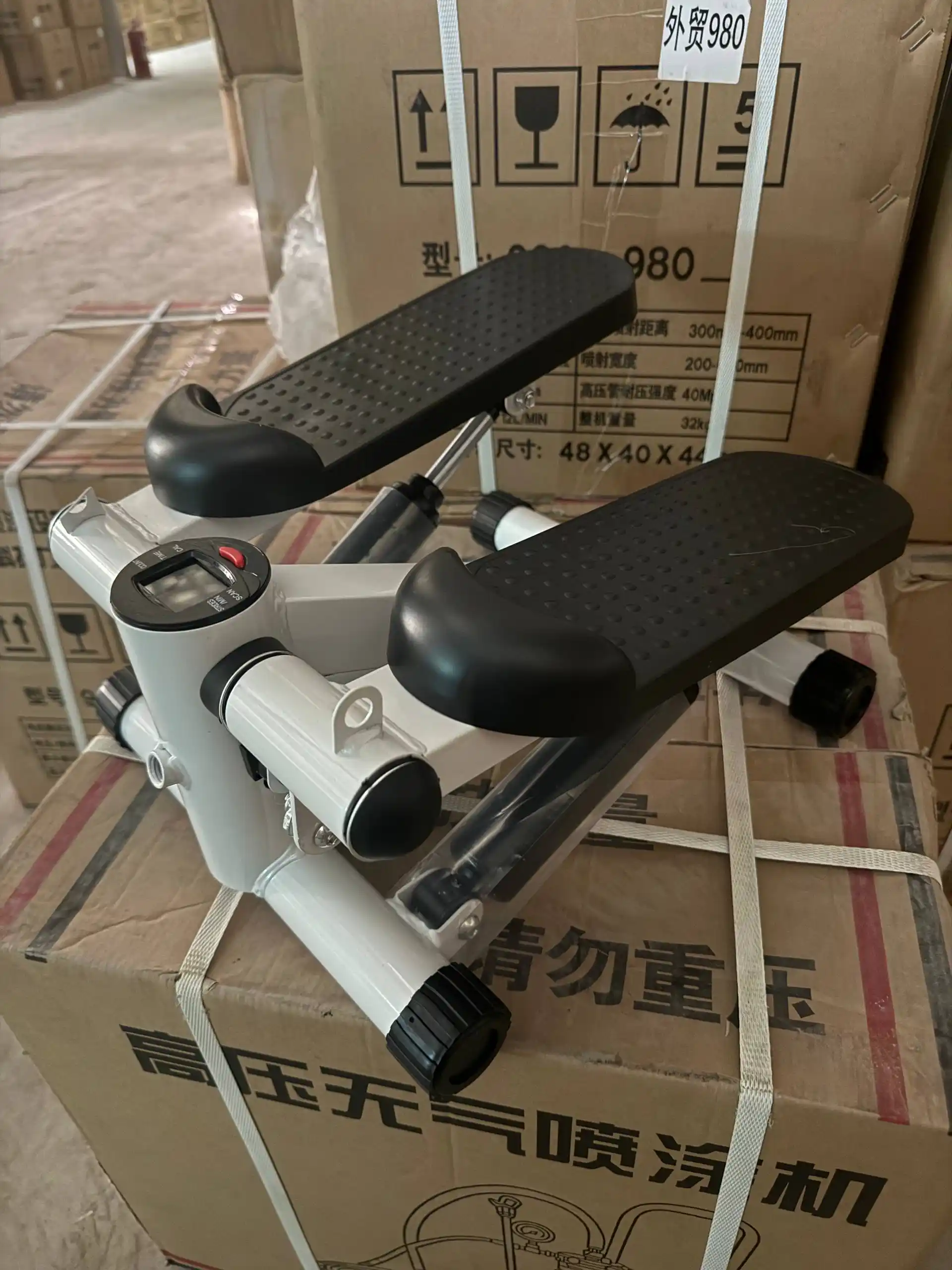 Mini stepper trenajor – uy sharoitida kardio va oyoq mashqlari uchun