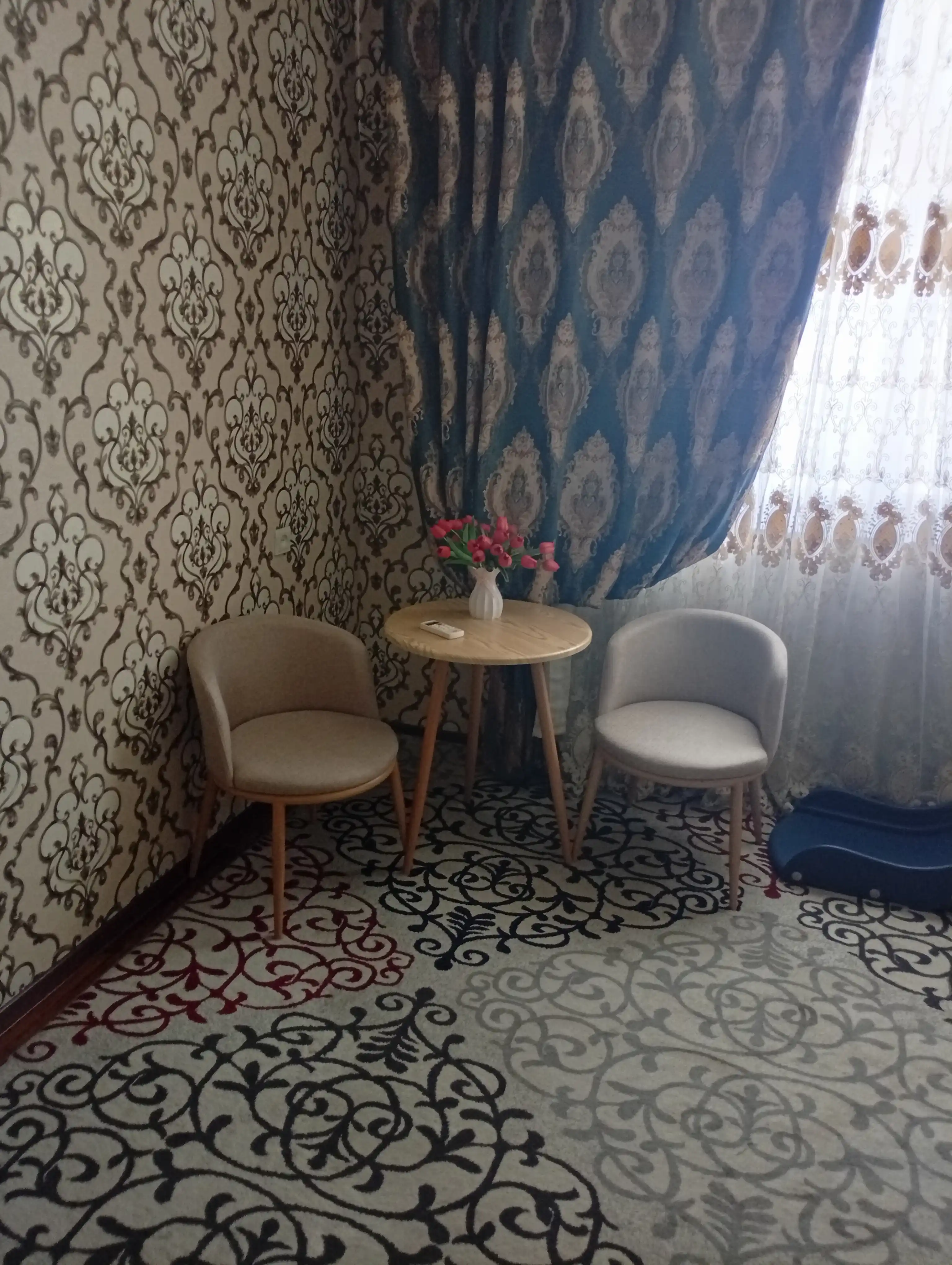 Комплект из стула и столика, в классическом стиле, для гостиничных салонов и магазинов