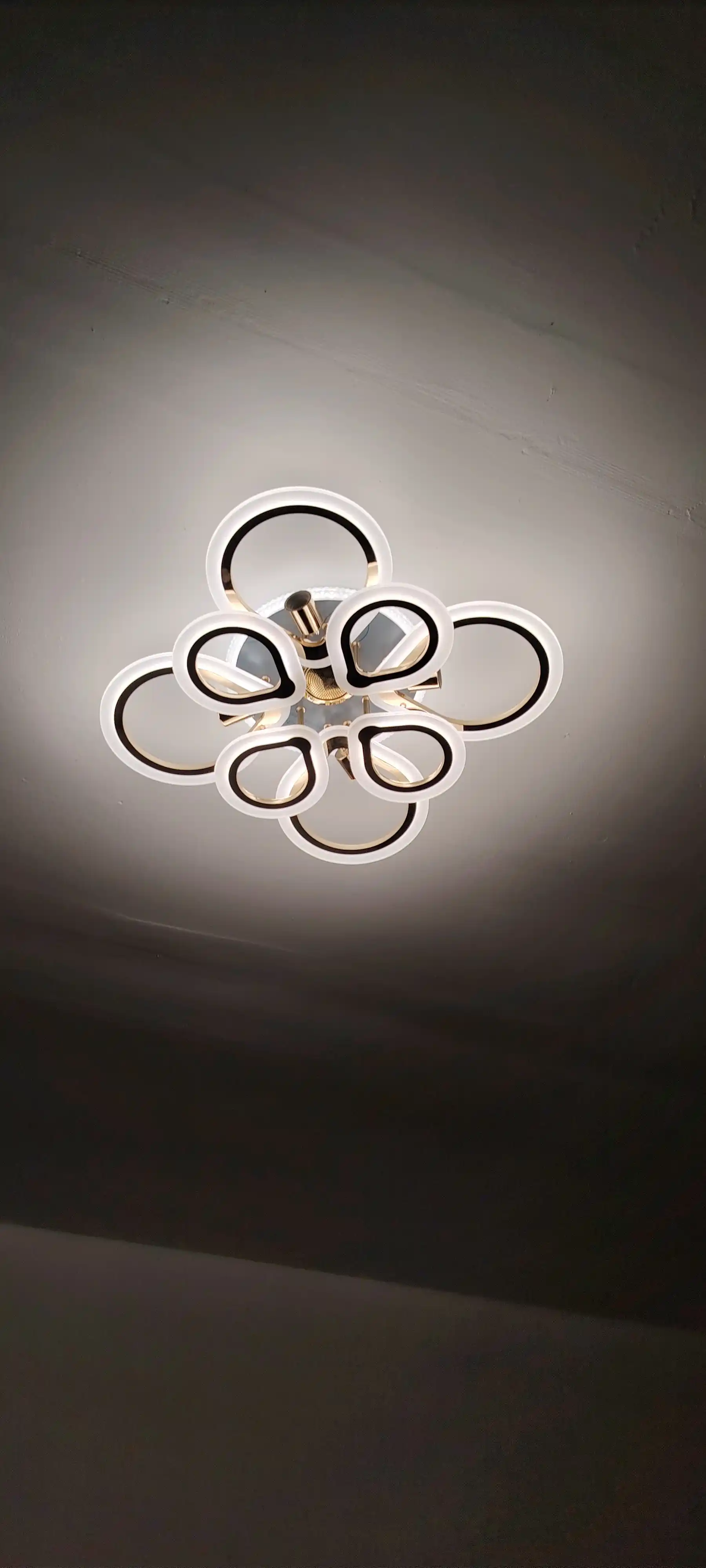 Zamonaviy shift LED lyustra, 4 ta patron, 5 ta yoritish rejimi, 25 m² gacha yoritish
