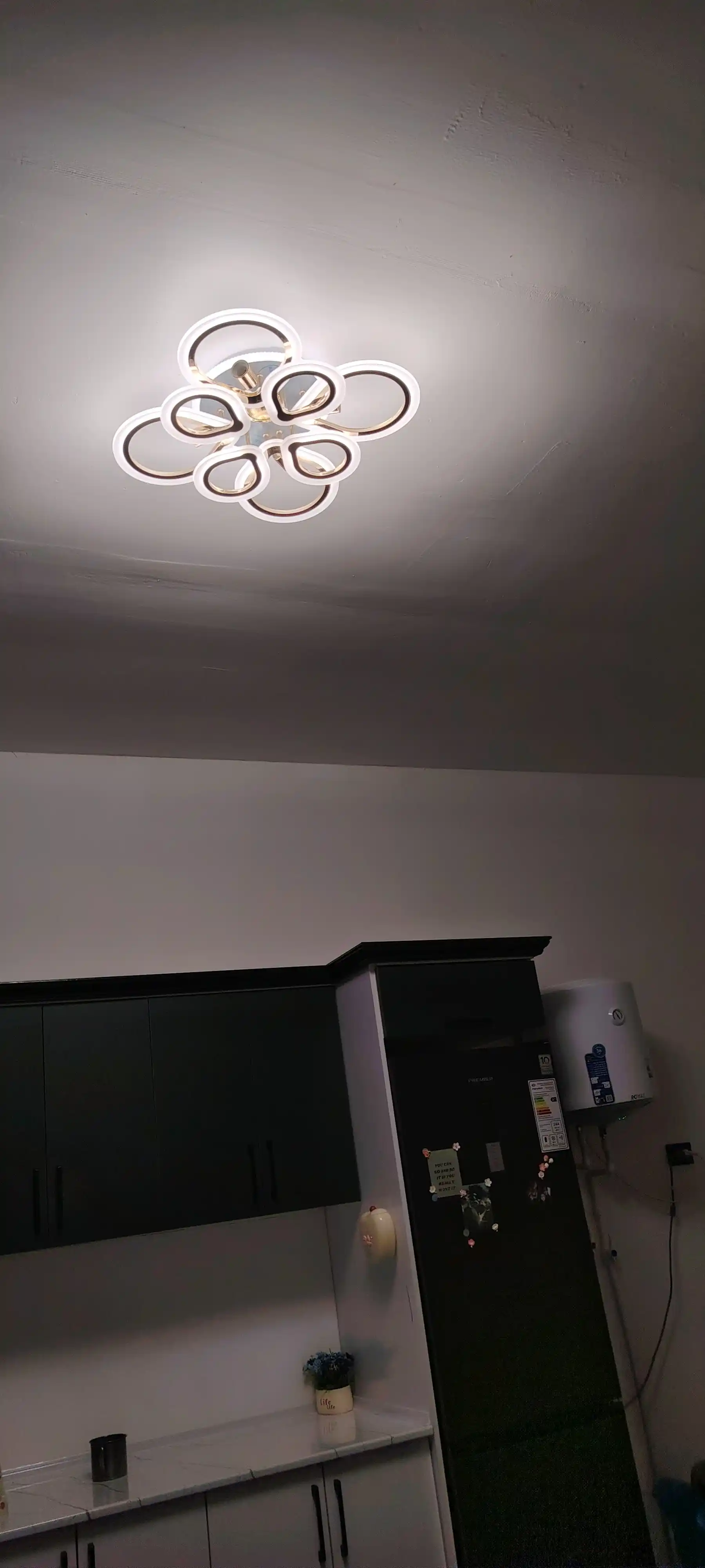 Zamonaviy shift LED lyustra, 4 ta patron, 5 ta yoritish rejimi, 25 m² gacha yoritish