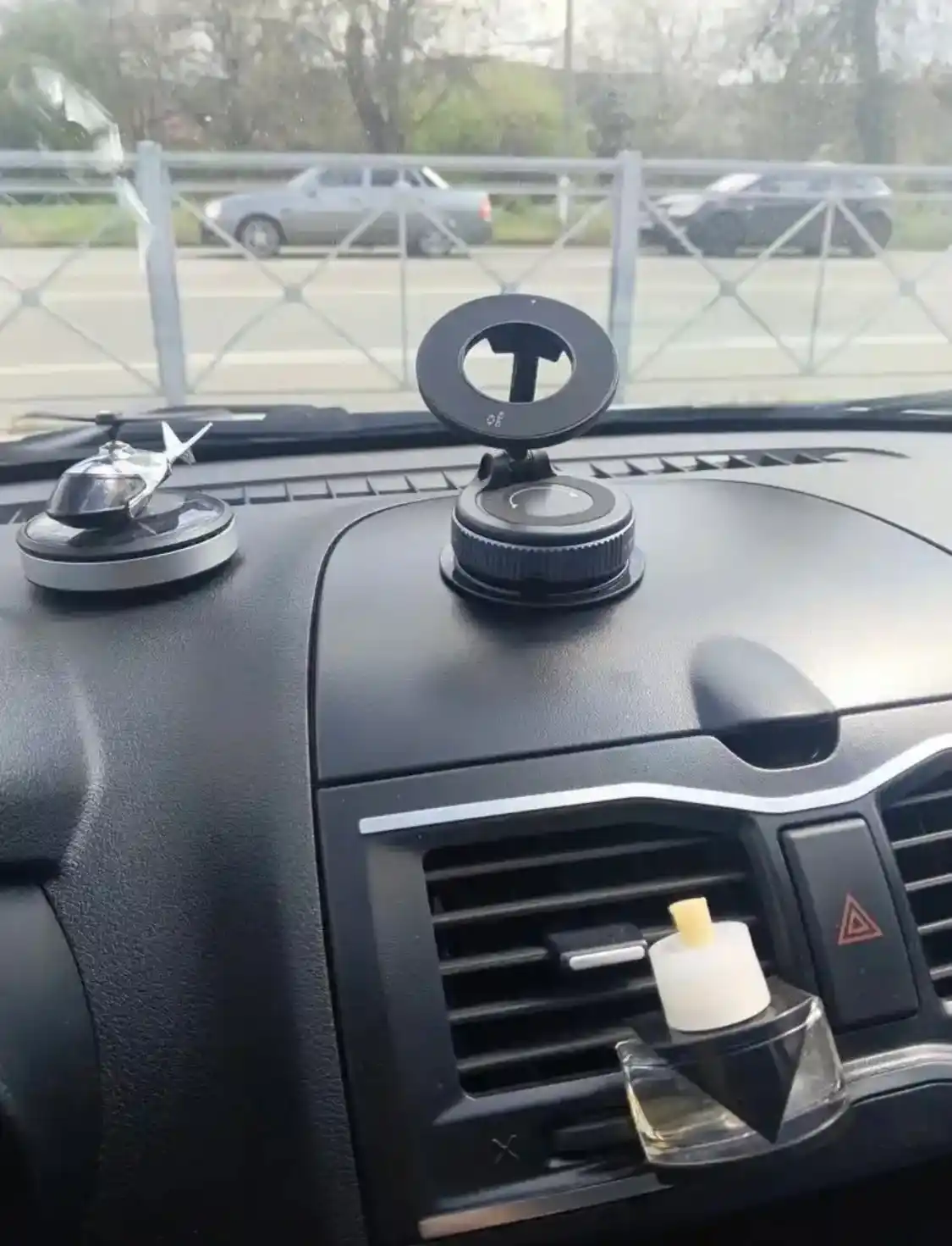 MagSafe telefon uchun 360° ga buriladigan avtomobil magnit tutqichi