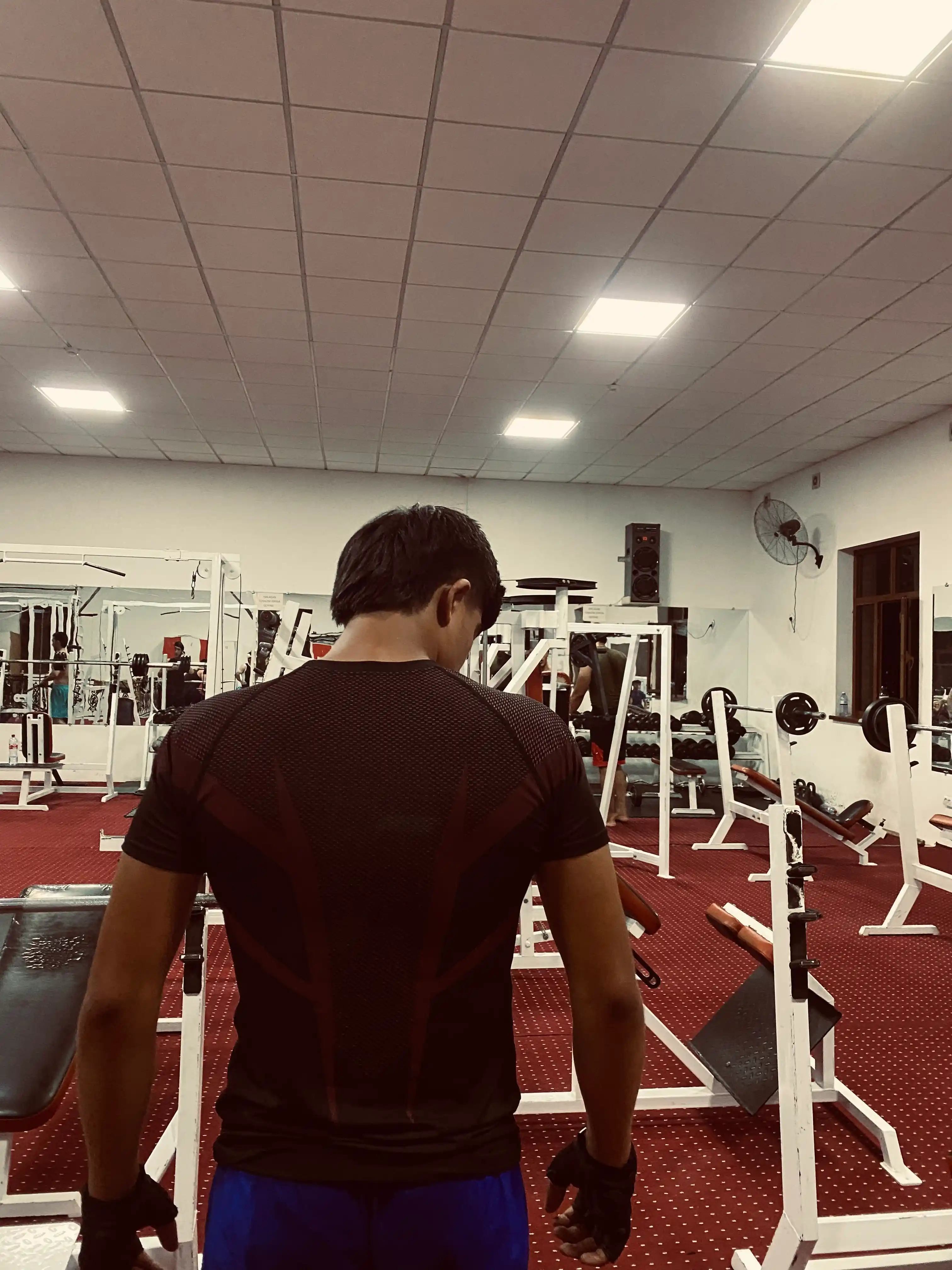 Gym Shark uslubidagi kompression futbolka - rashgard, sport, erkaklar uchun, fitnes uchun