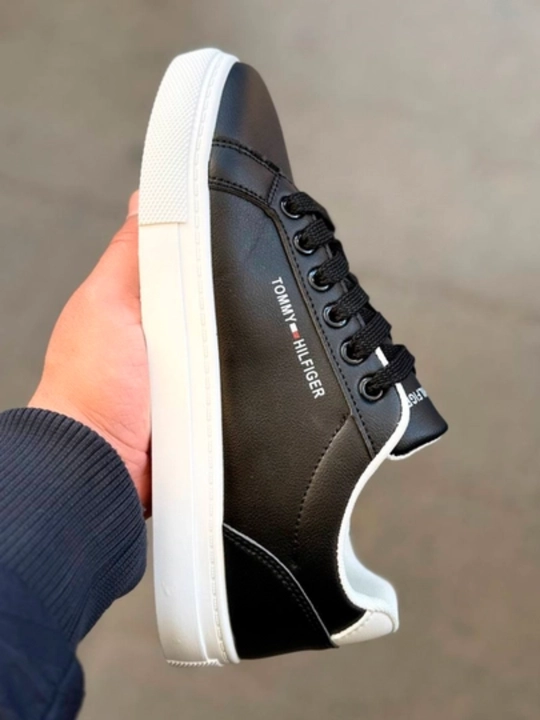 Erkaklar uchun kedalar. Klassik uslubdagi Tommy Hilfiger yengil kedalar
