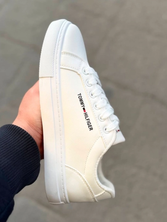 Erkaklar uchun kedalar. Klassik uslubdagi Tommy Hilfiger yengil kedalar