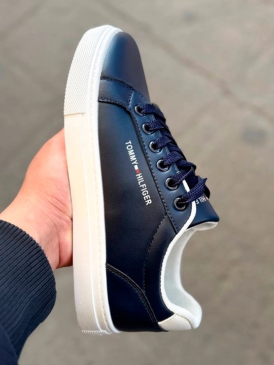 Erkaklar uchun kedalar. Klassik uslubdagi Tommy Hilfiger yengil kedalar