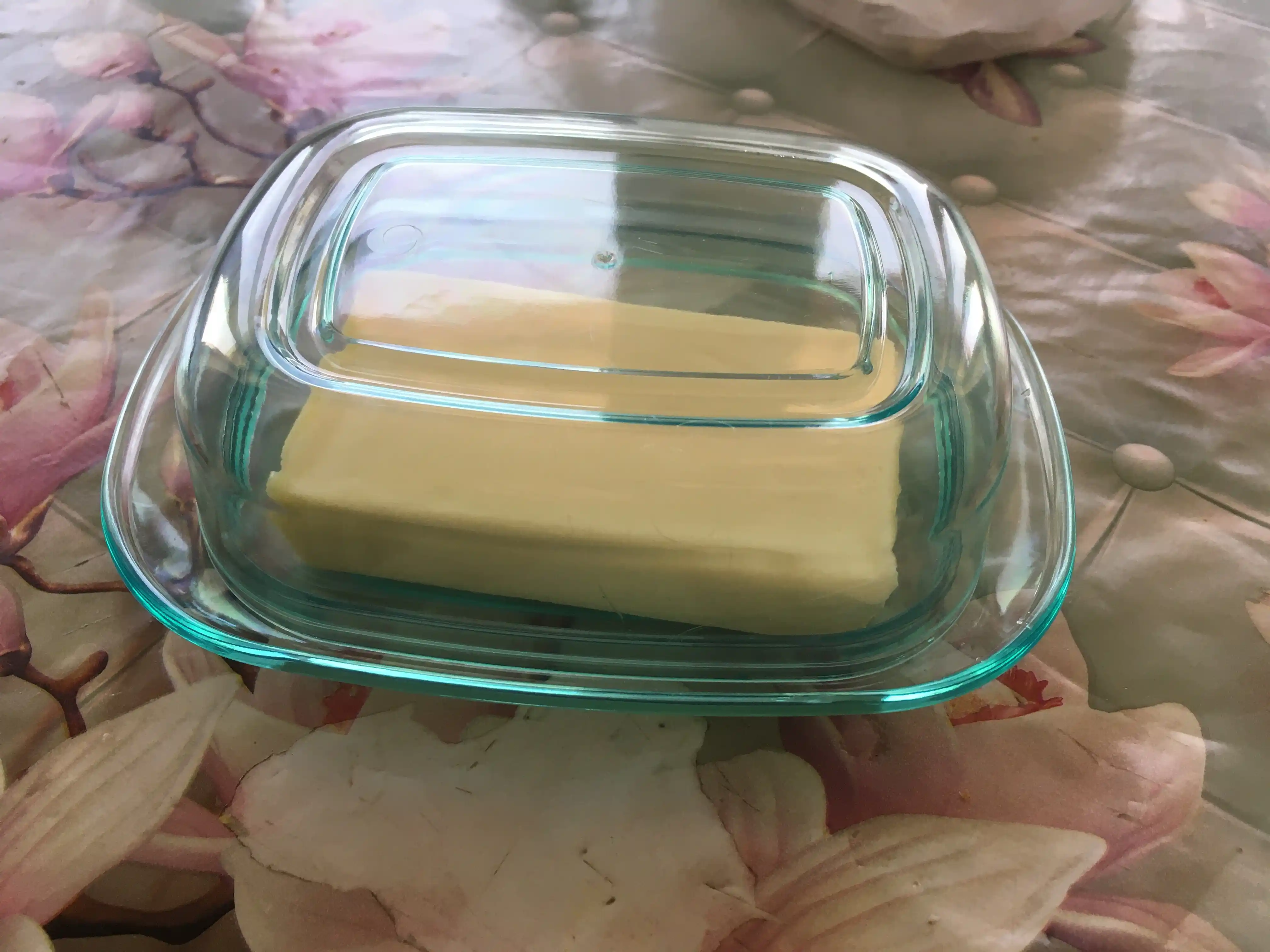 Маслёнка с прозрачной крышкой