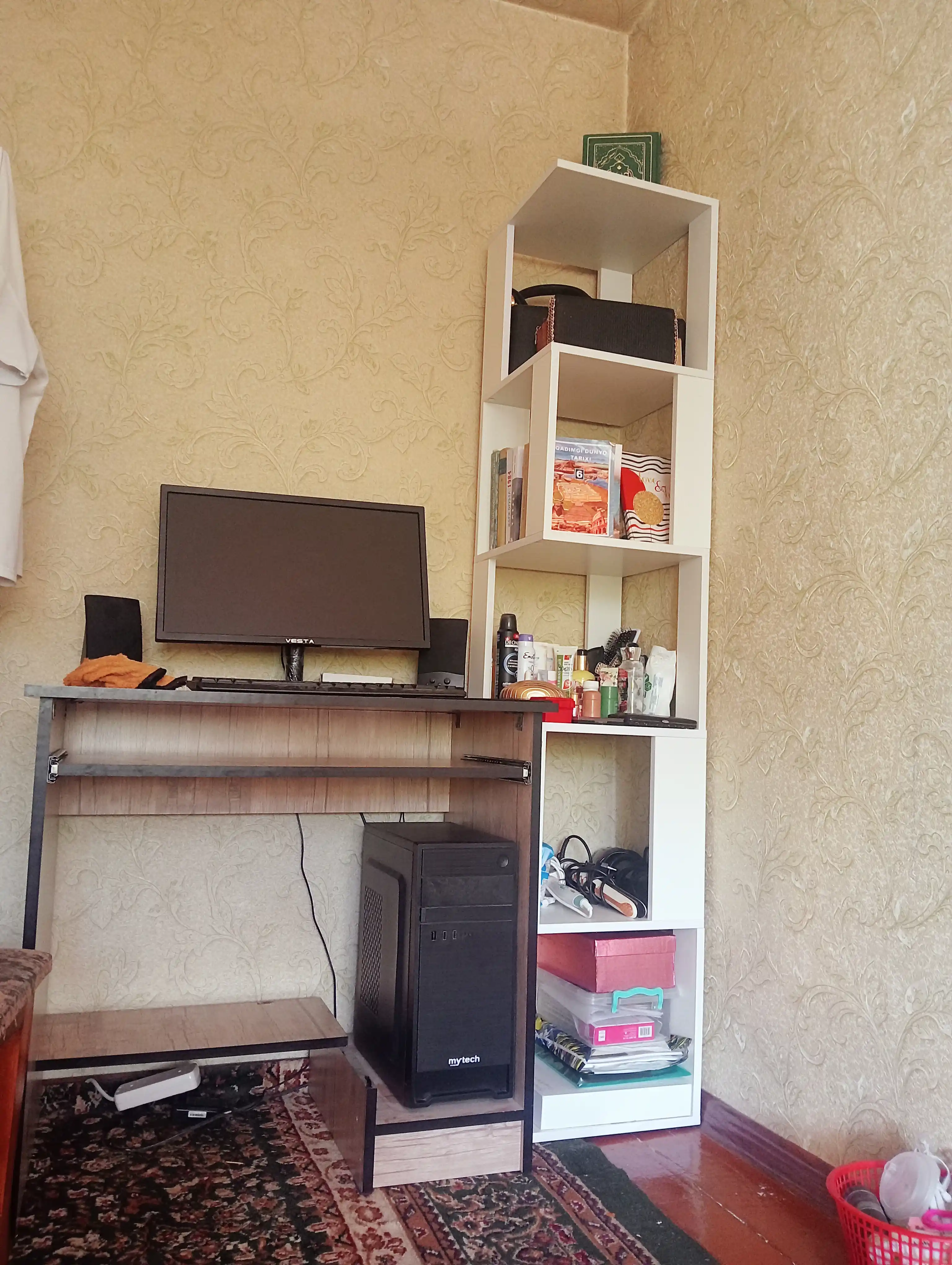 Stelaj Виктория, kitob tokchasi, burchak, pol, dekorativ, ochiq