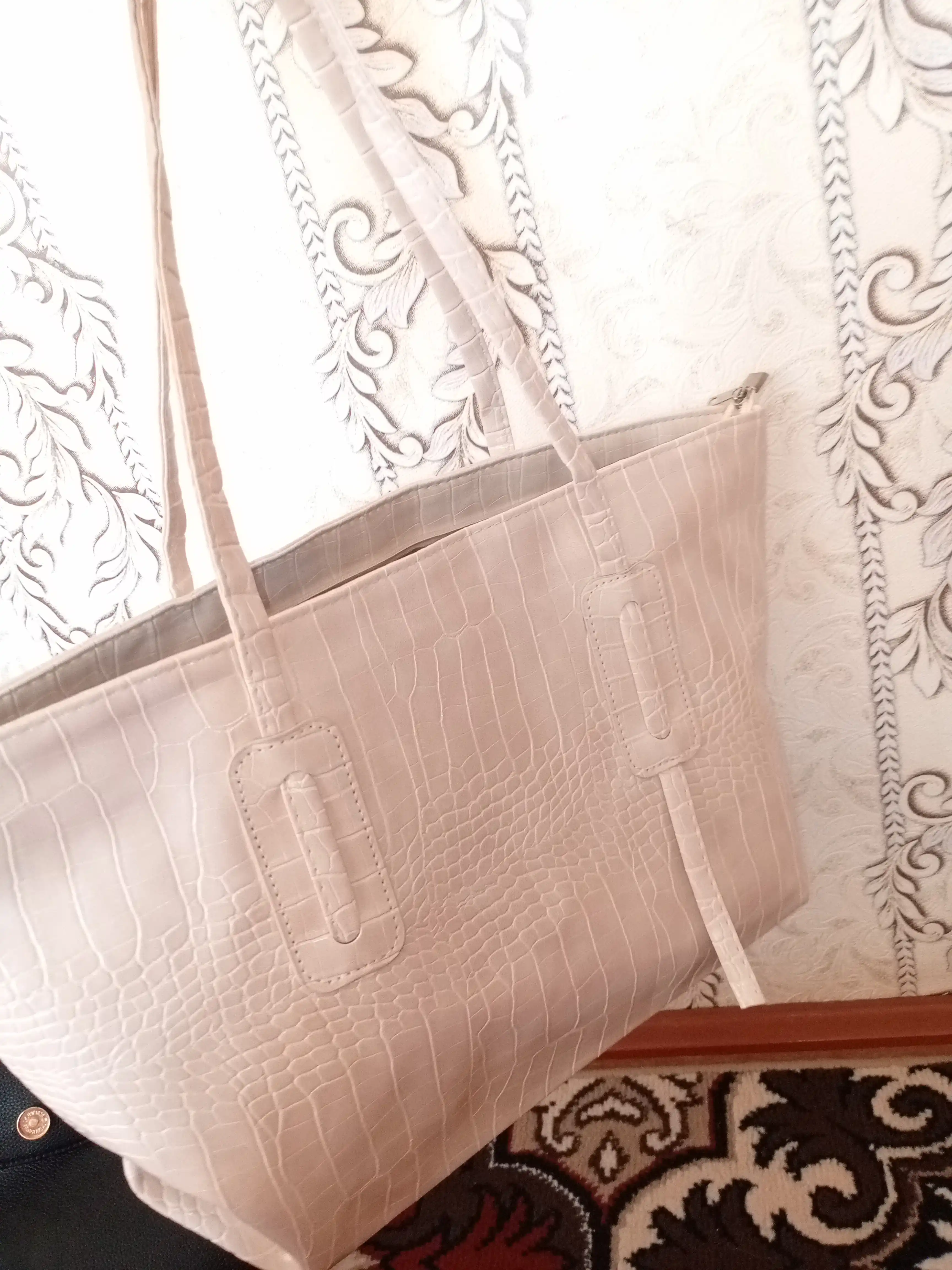 Ayollar uchun laklangan shopper sumka ZARMINA, eko-charm, krokodil teksturali, qora