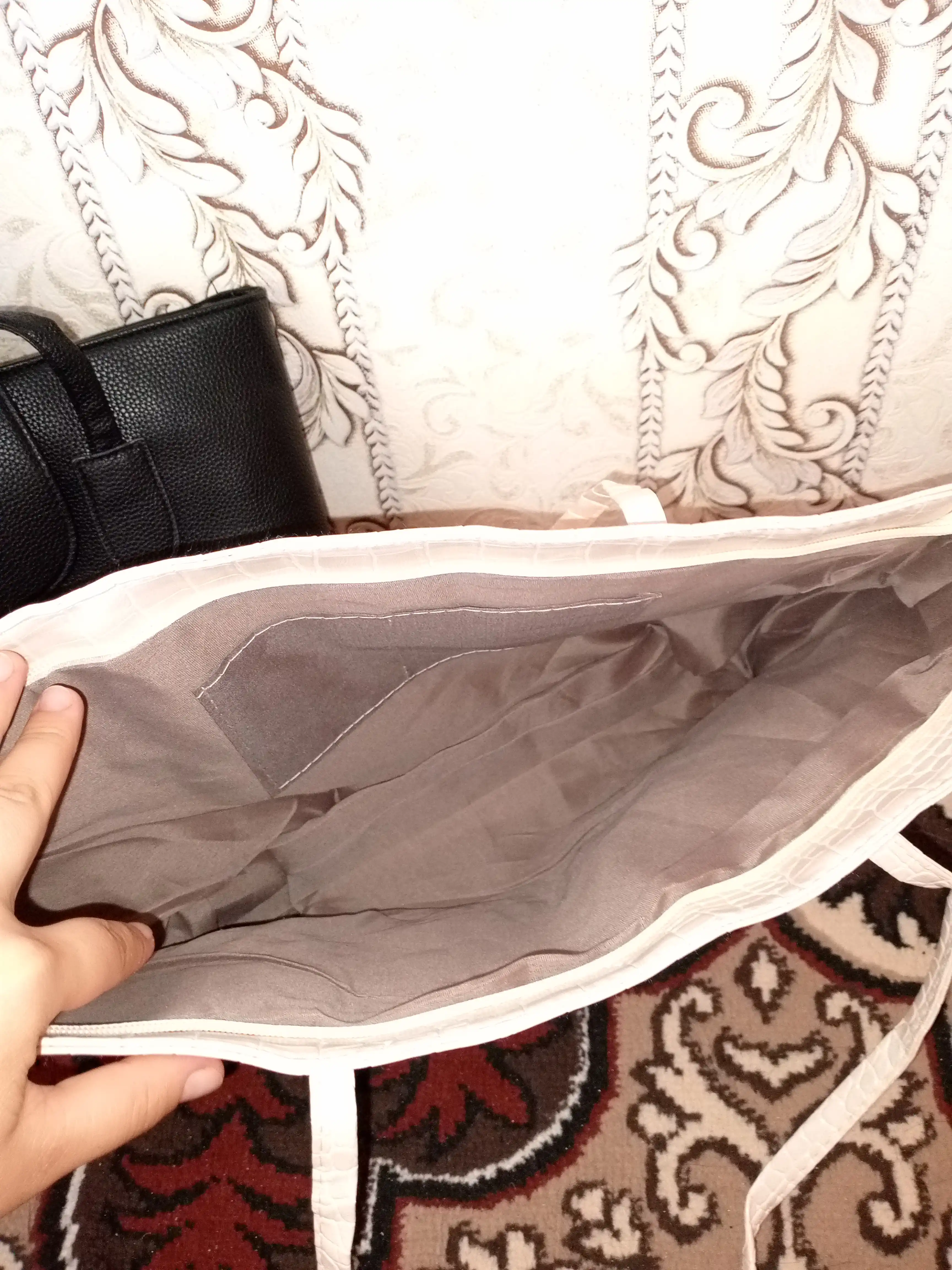 Ayollar uchun laklangan shopper sumka ZARMINA, eko-charm, krokodil teksturali, qora