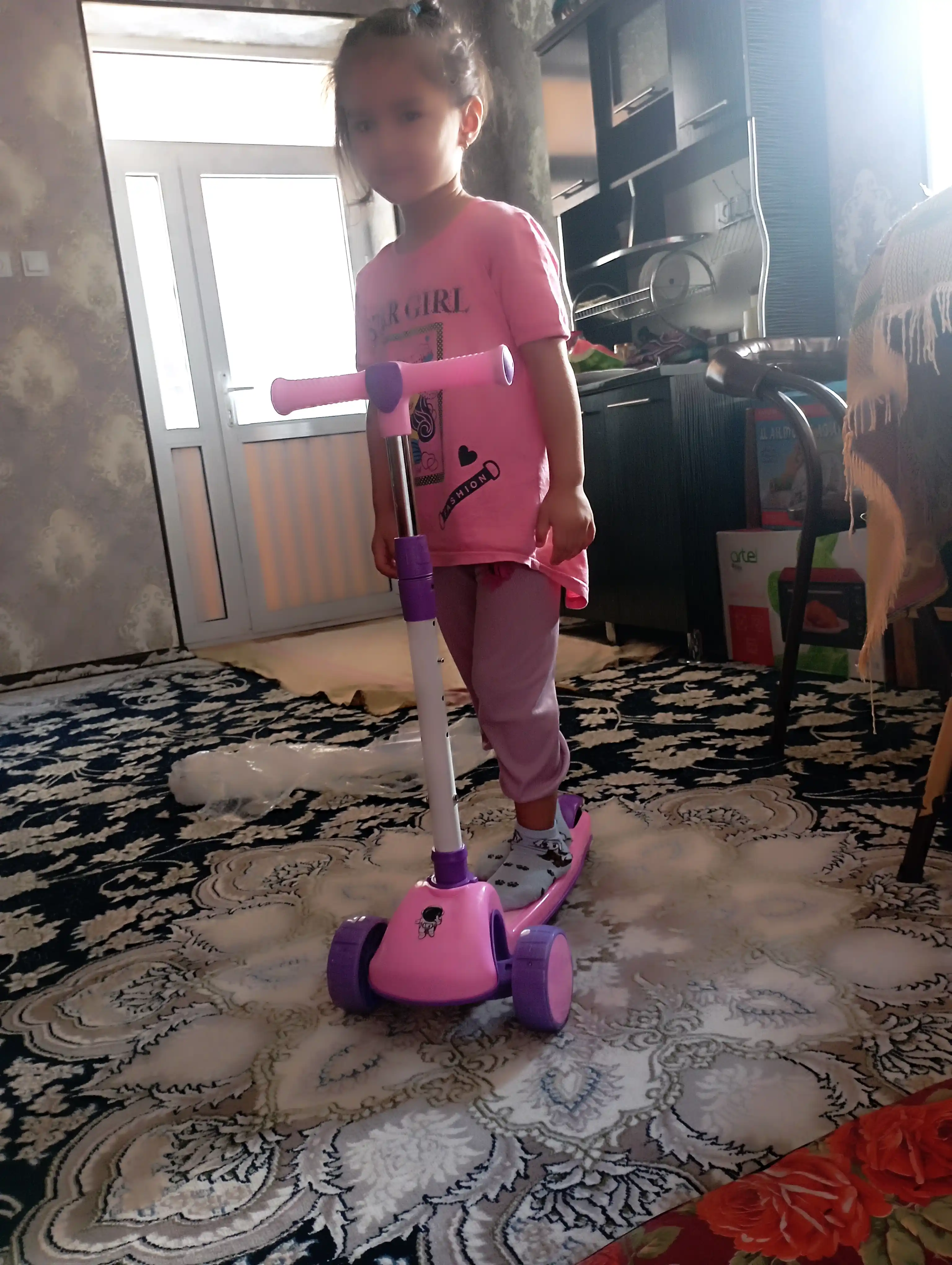 FIDGO bolalar samokati, uch g‘ildirakli, yoritish va sozlanadigan rul bilan