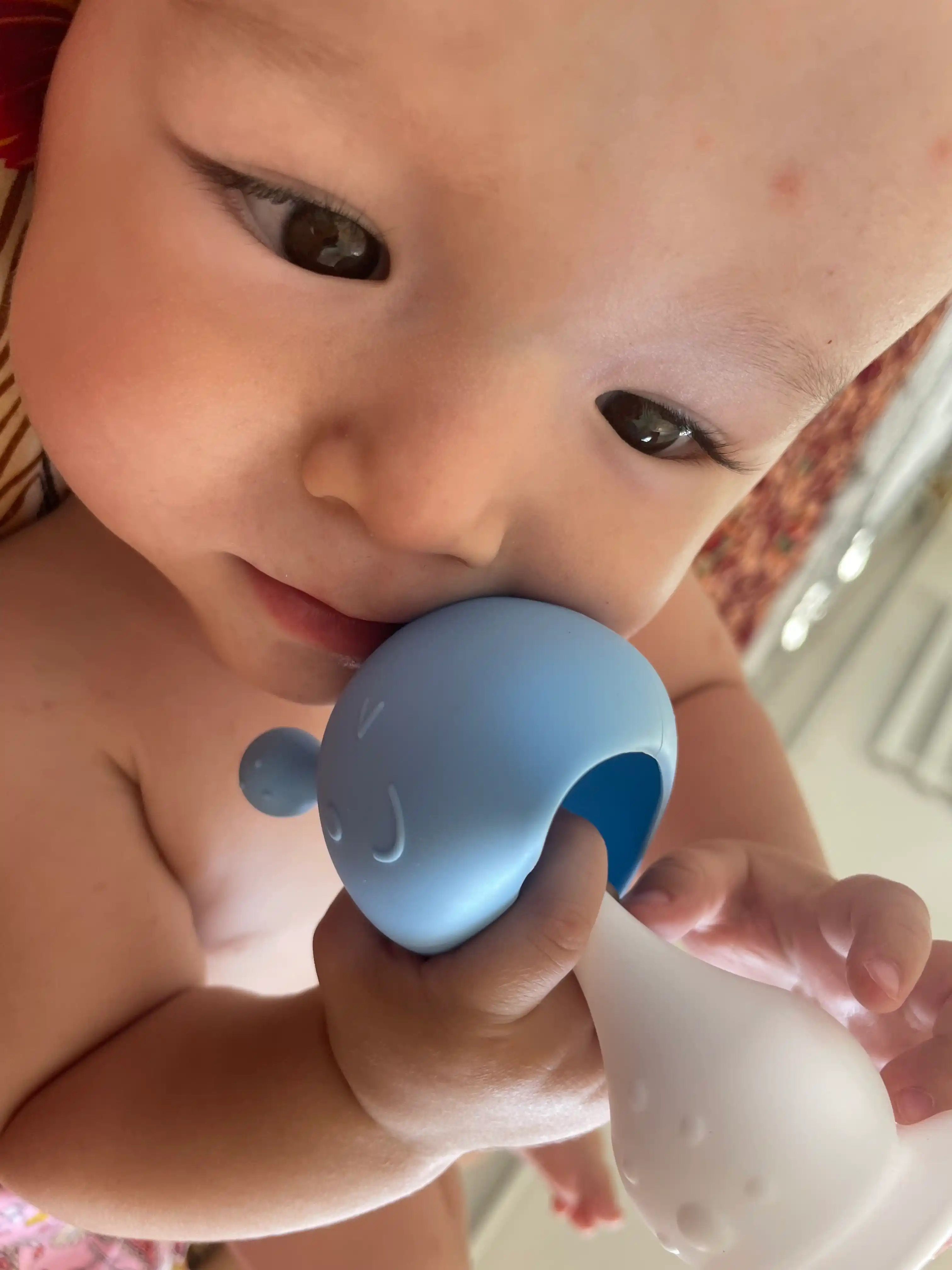 Силиконовый прорезыватель для детей 0+ с функцией погремушки