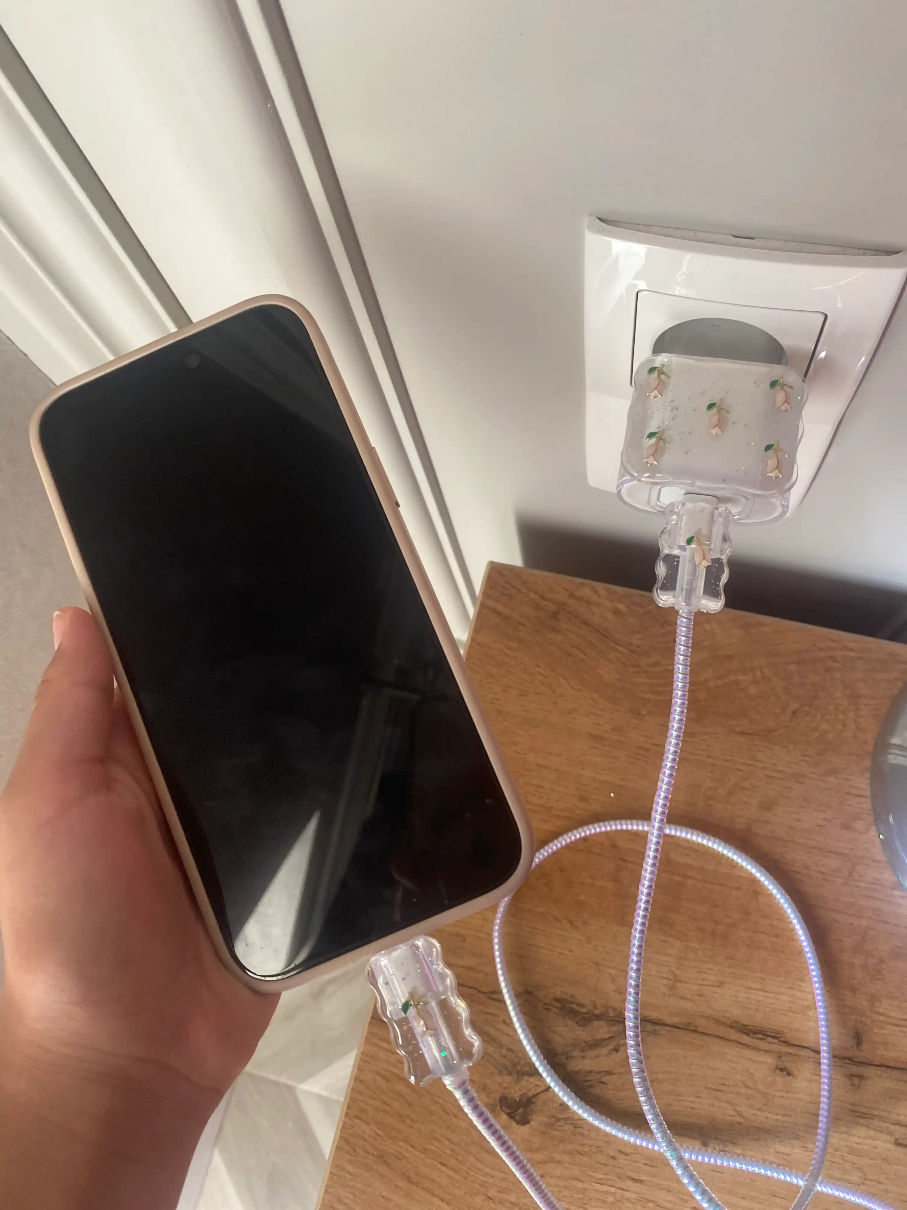 IPhone quvvatlagichi uchun himoya va bezak g‘ilofi, o‘lchami 3.8 x 4.5 x 2.4 sm