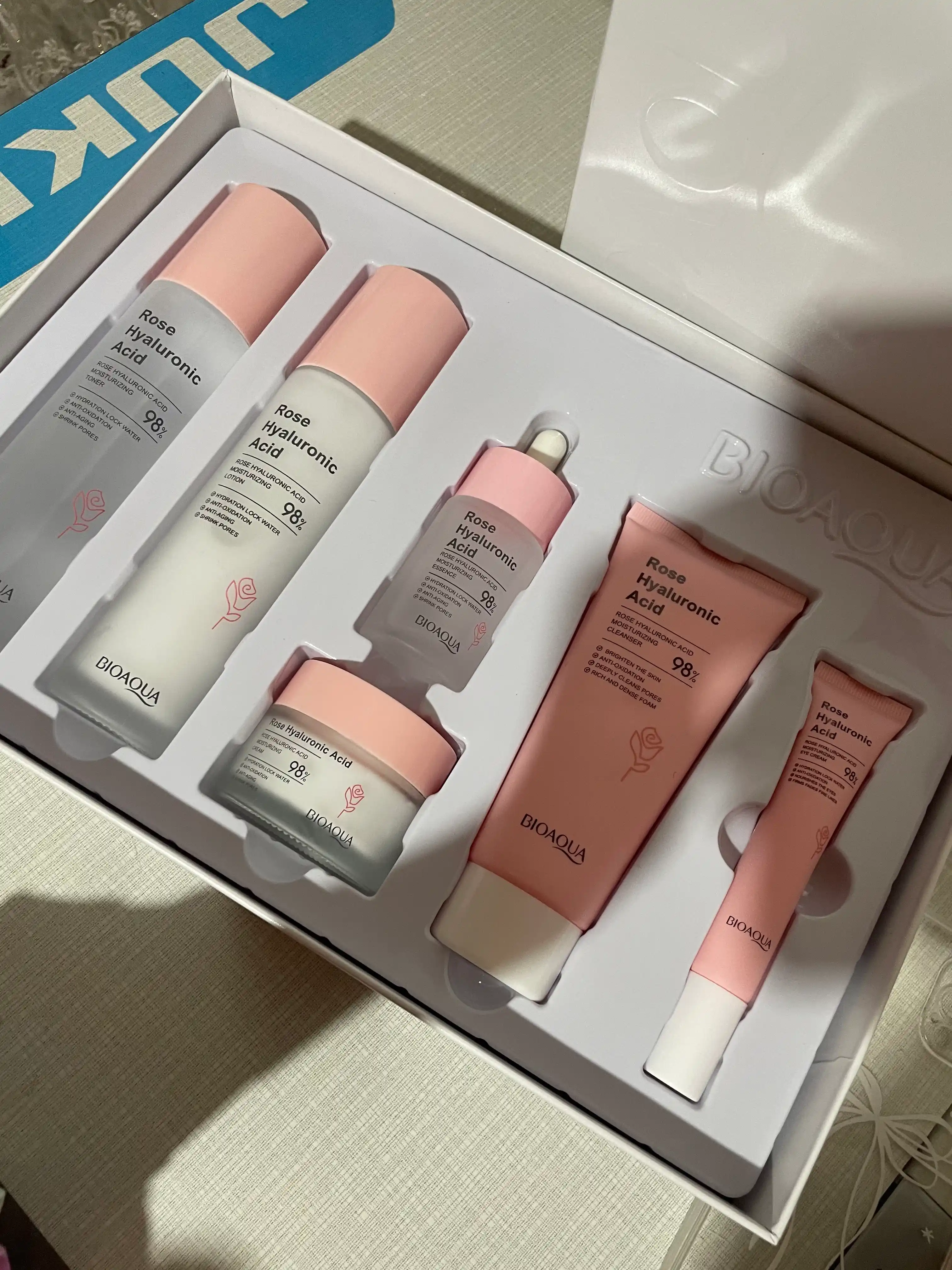 Подарочный набор для ухода за лицом Rose Hyaluronic Acid, 6 в 1 — увлажнение, сияние