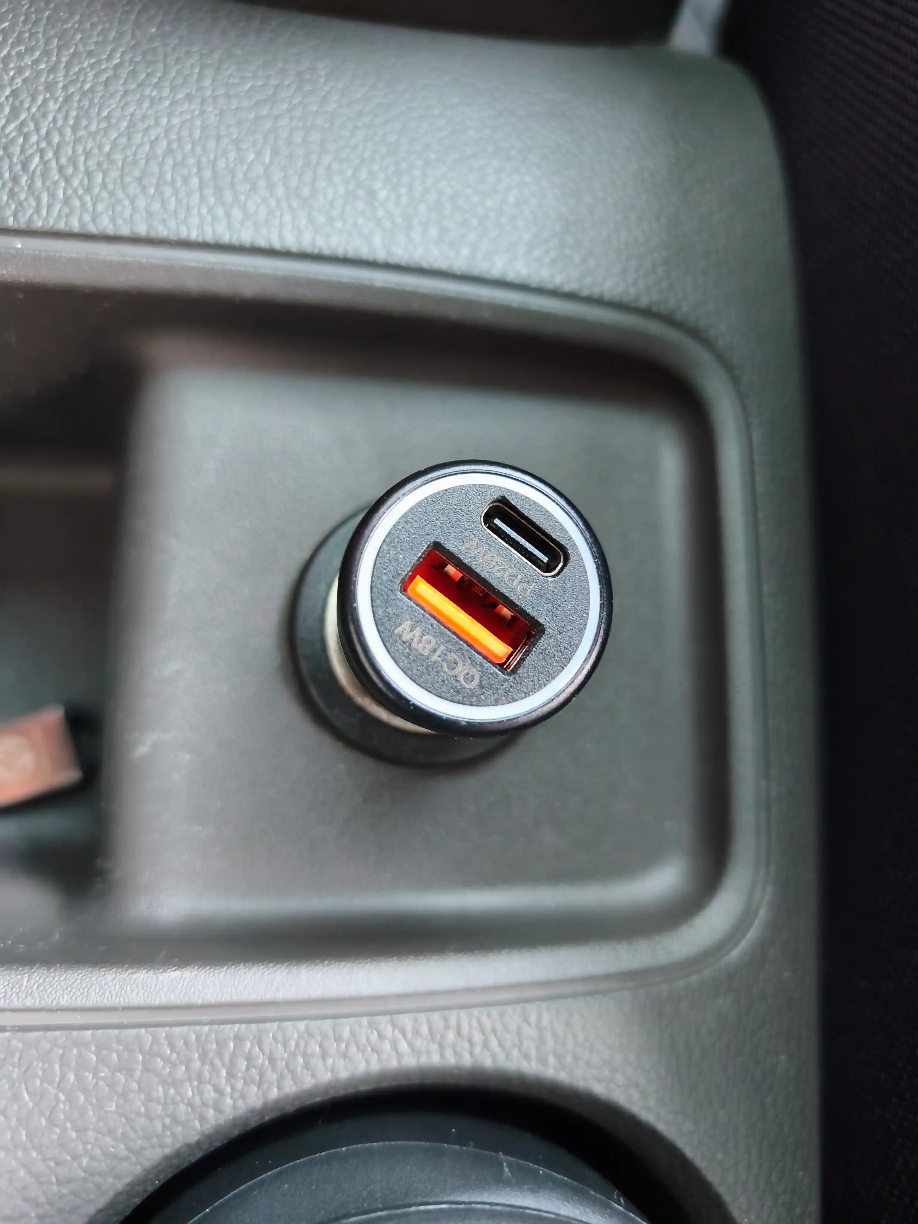 20 Vtgacha tez quvvatlovchi avtomobil zaryadlagichi, USB-A + Type-C