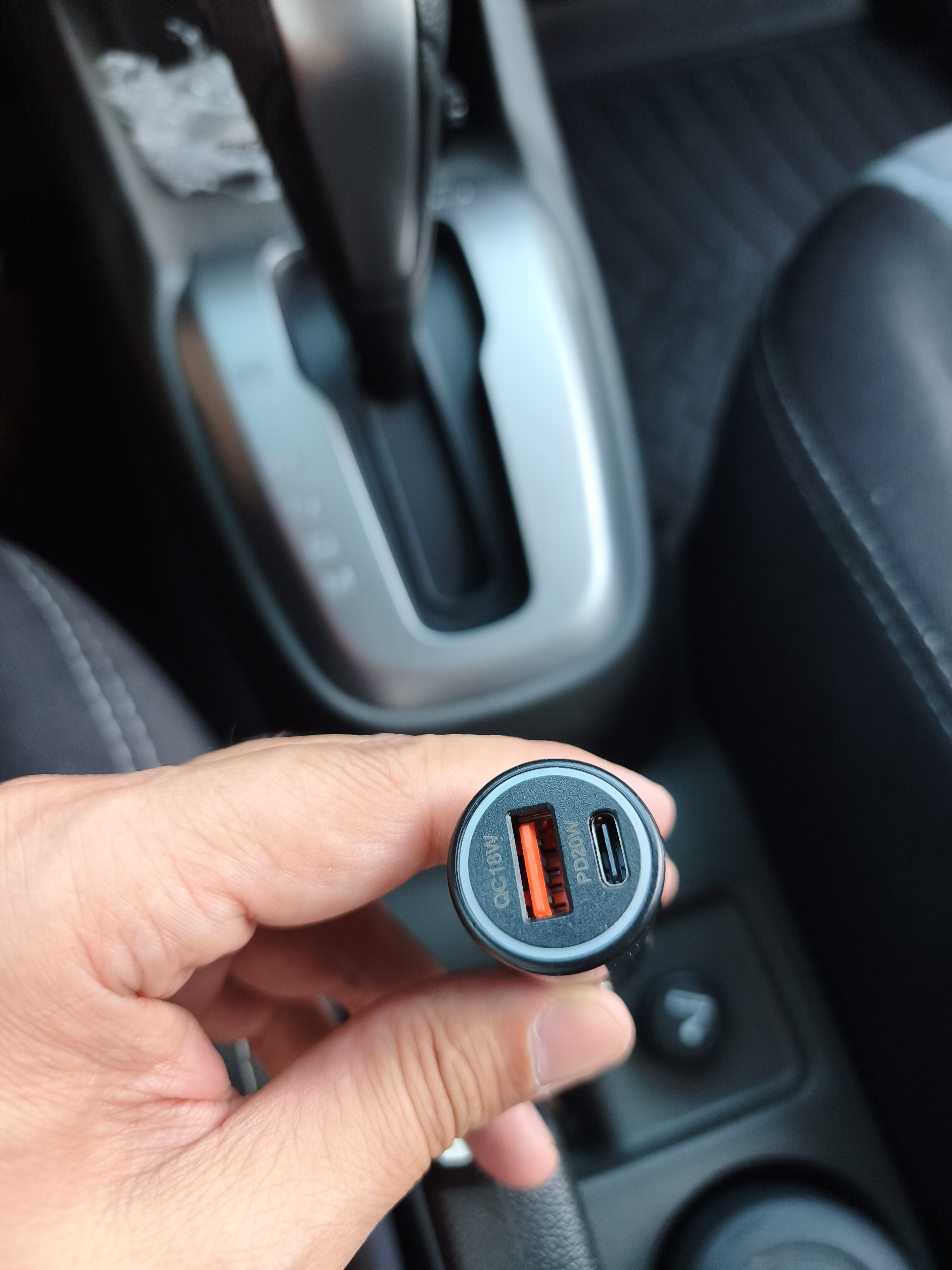 20 Vtgacha tez quvvatlovchi avtomobil zaryadlagichi, USB-A + Type-C