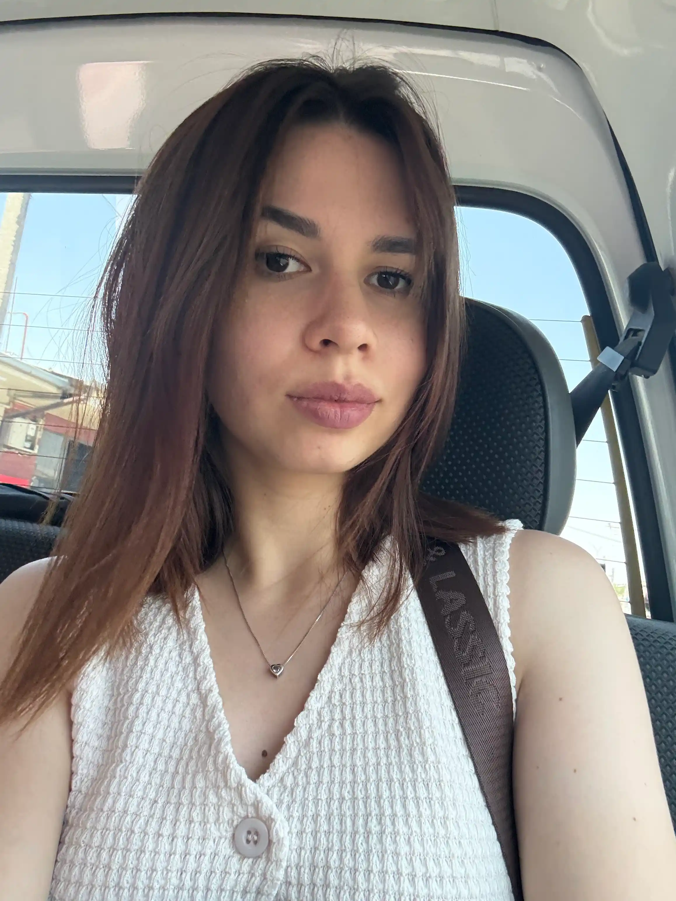 Yozgi ayollar jileti, V shaklidagi yoqali tugmali trikotaj top