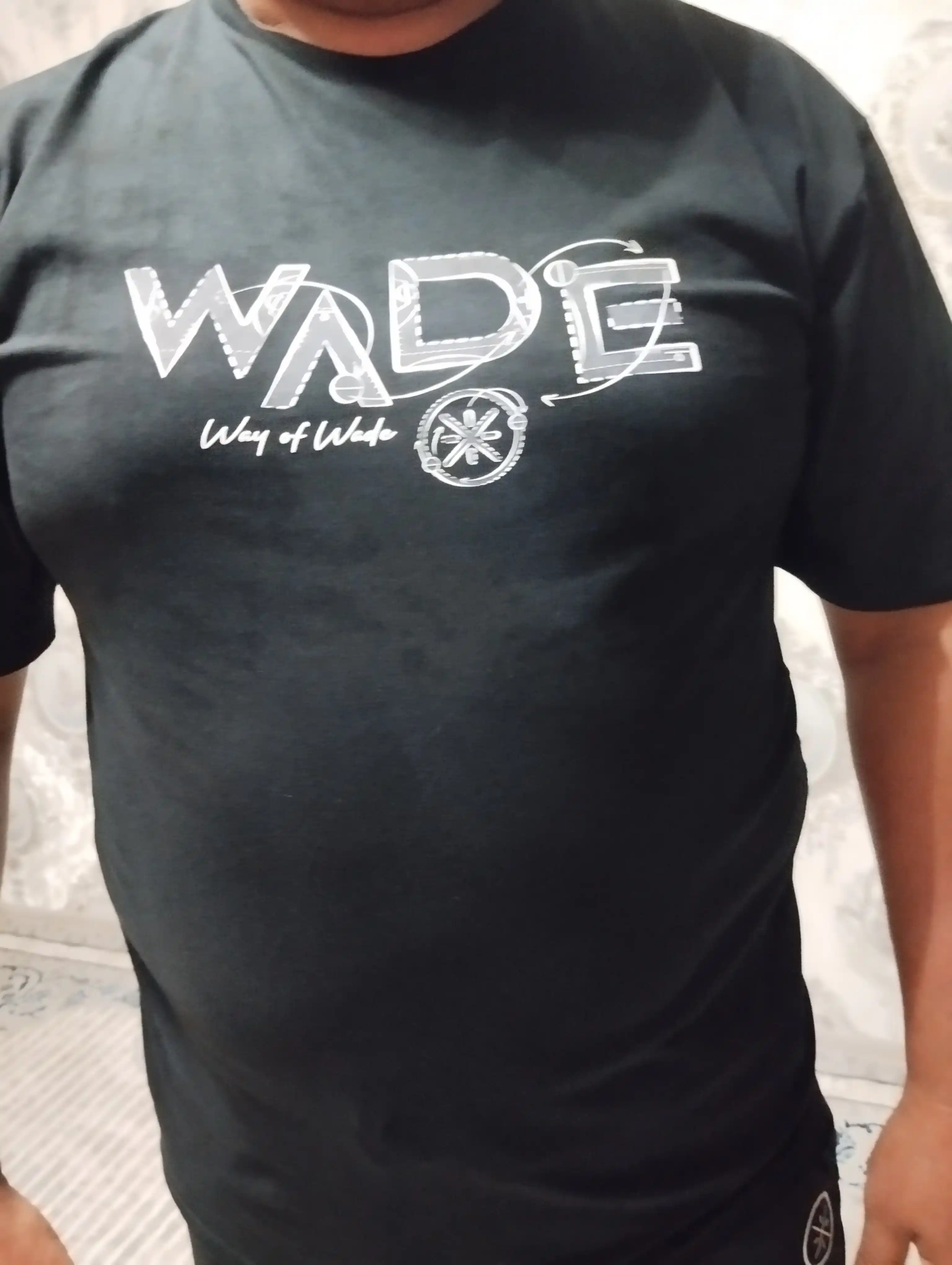 Erkaklar uchun Li-Ning Way of Wade AHSW375 LN UV PROOF texnologiyali futbolka