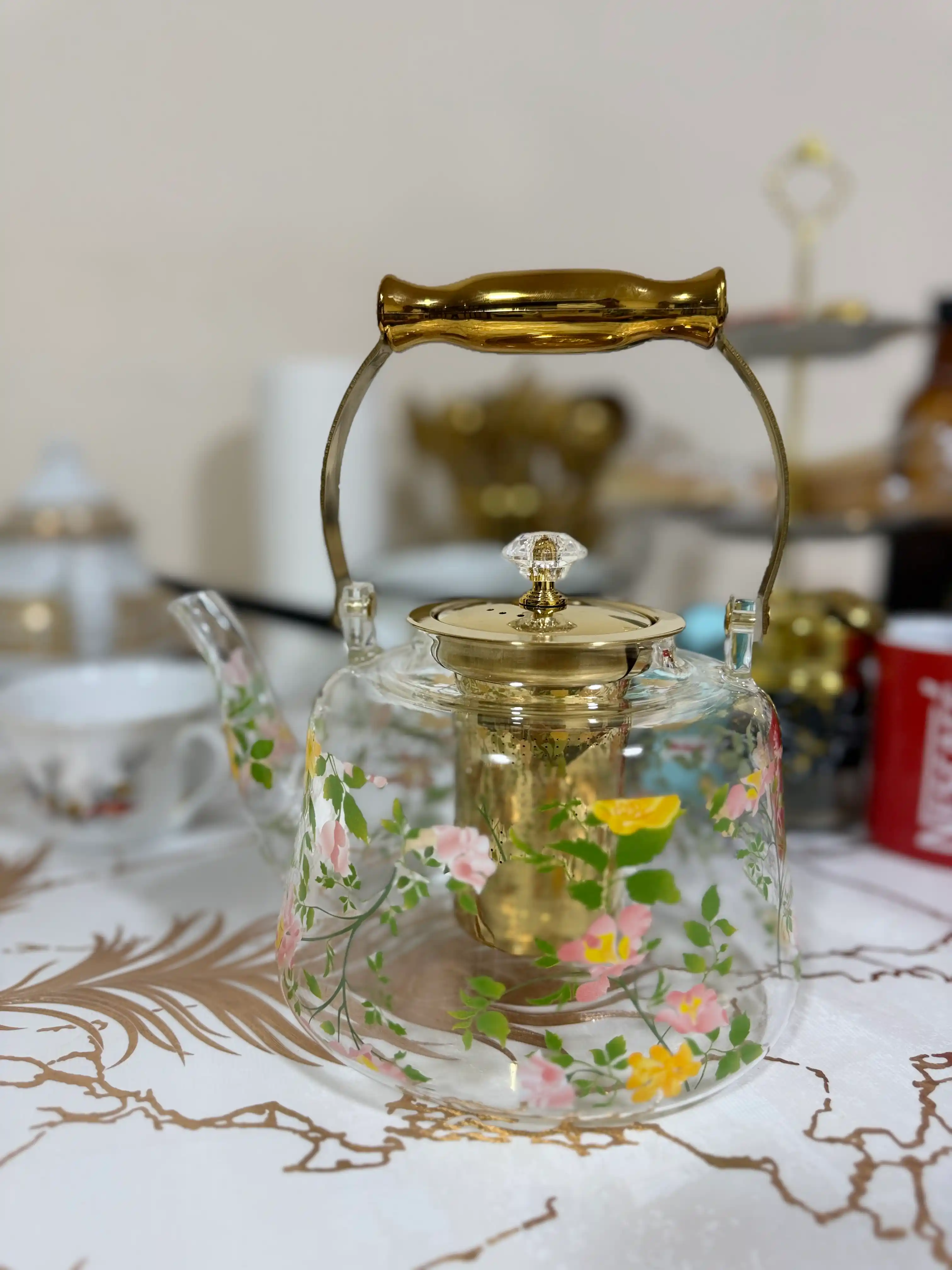 Oltin tutqichli va filtri «Gullar tarovati» shisha choynak