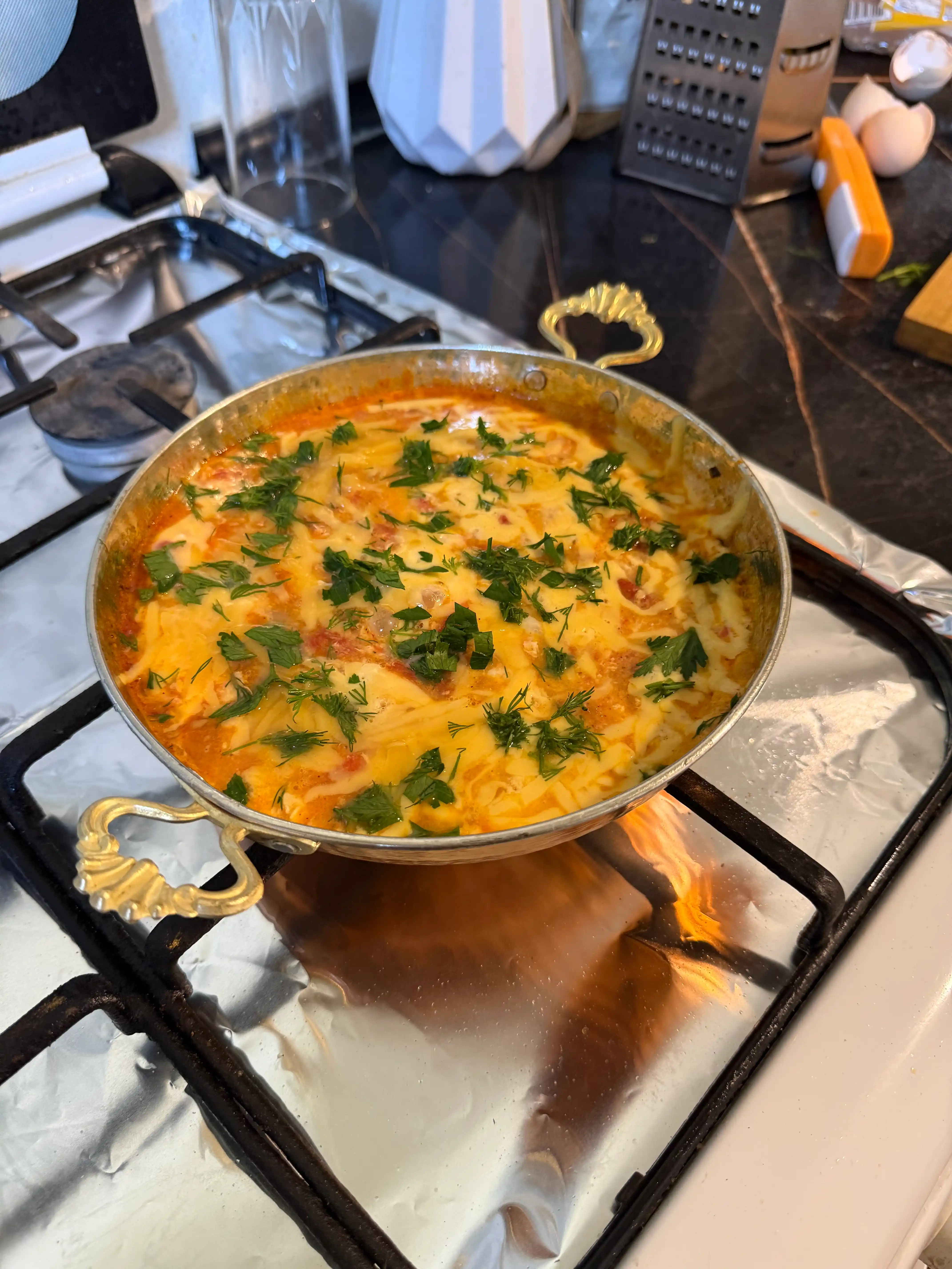 Menemen uchun mis tova, 20 sm, latun tutqichli, qo‘l mehnati